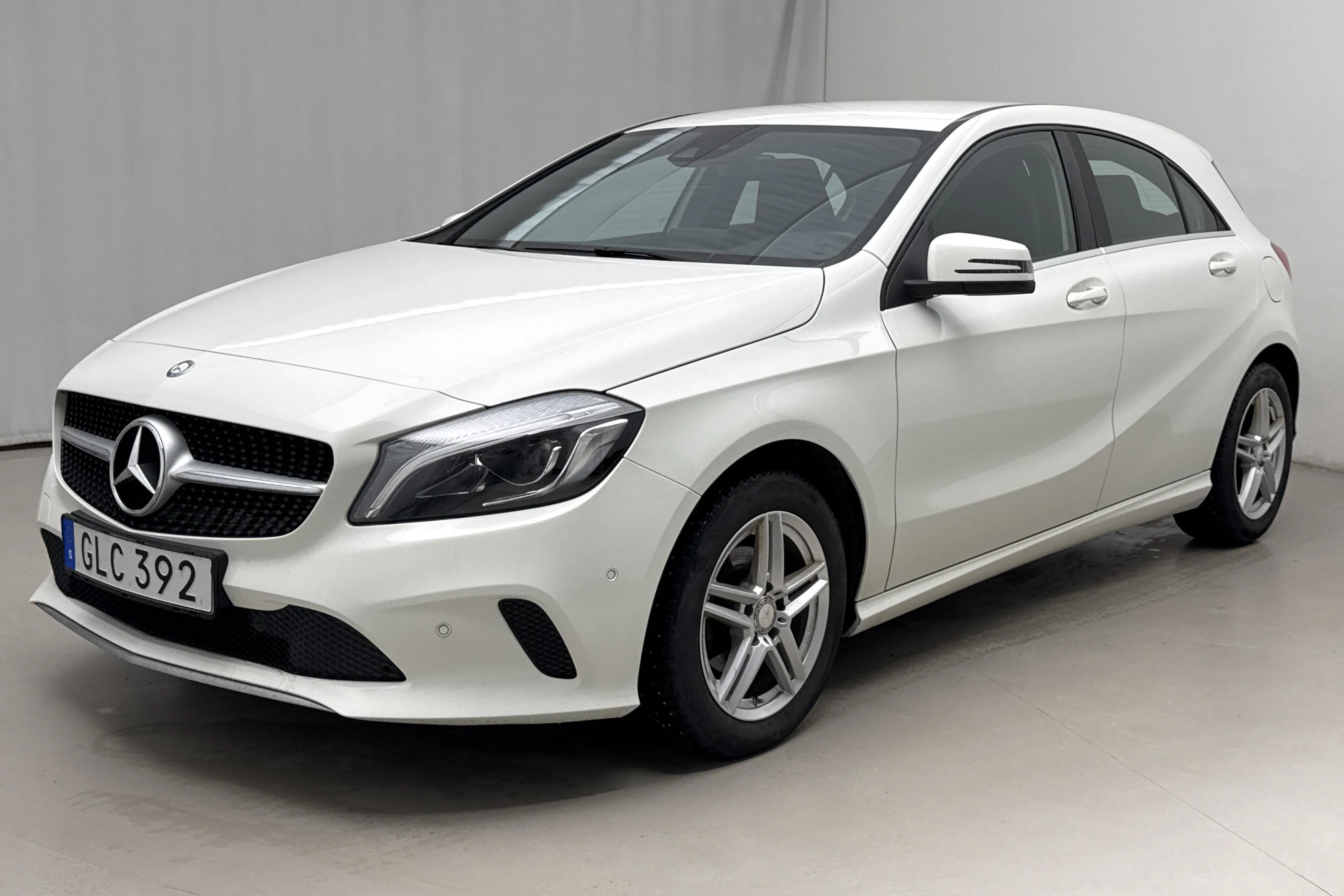 Presentation photo 1 of 12: Mercedes A 180 d 5dr W176 (109hk) - 135 060 km - Automatic - white - 2017