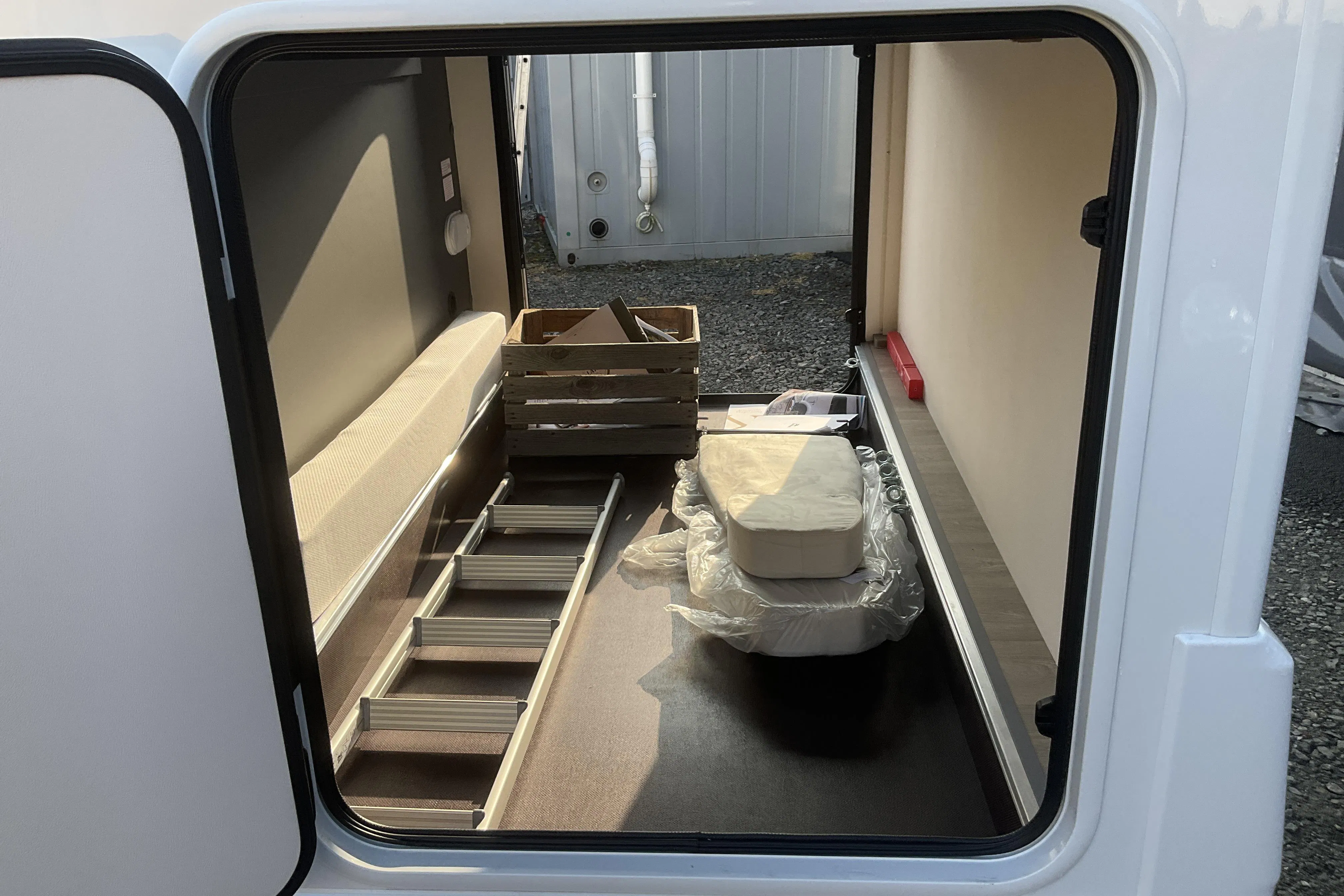 Presentationsfoto 28 av 28: FIAT LAIKA KOSMO L 412 DS Husbil - 4 mil - Automat - vit - 2024