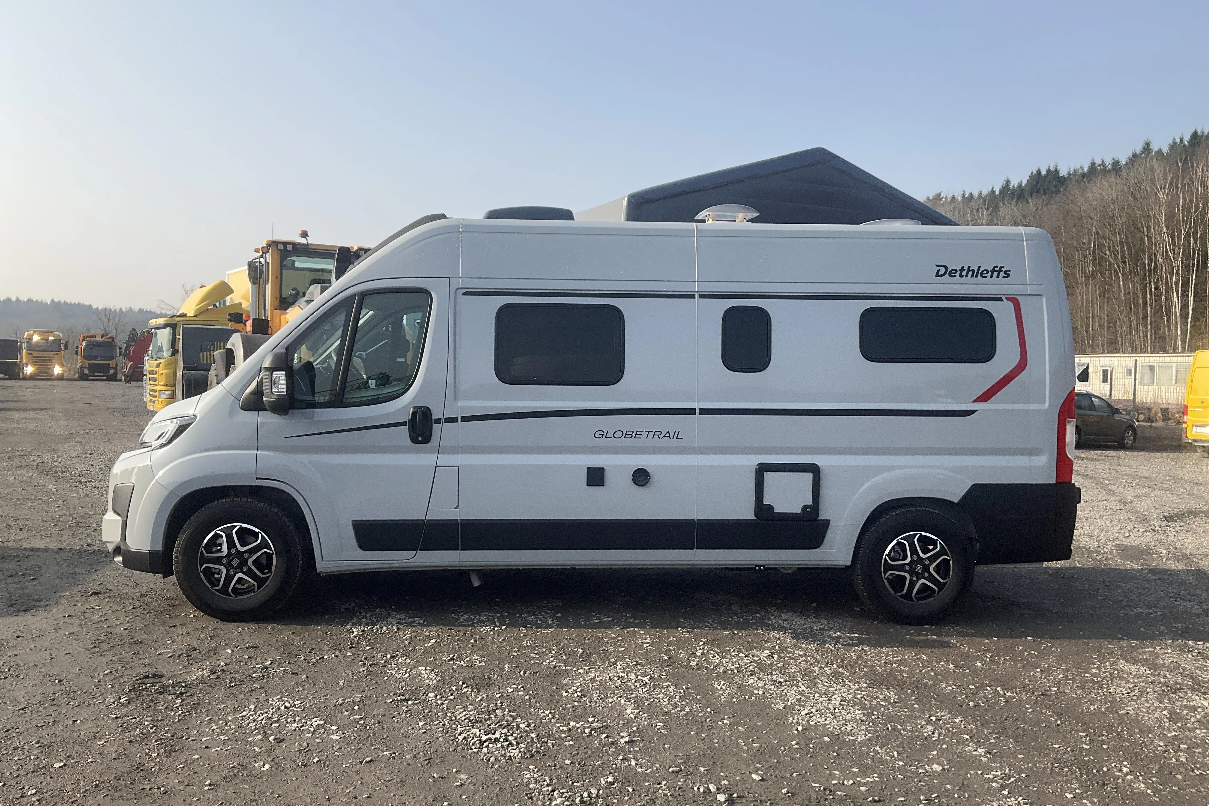 Presentationsfoto 2 av 28: FIAT Dethleffs GLOBETRAIL 600 DK Campingbil - 4 mil - Automat - grå - 2025