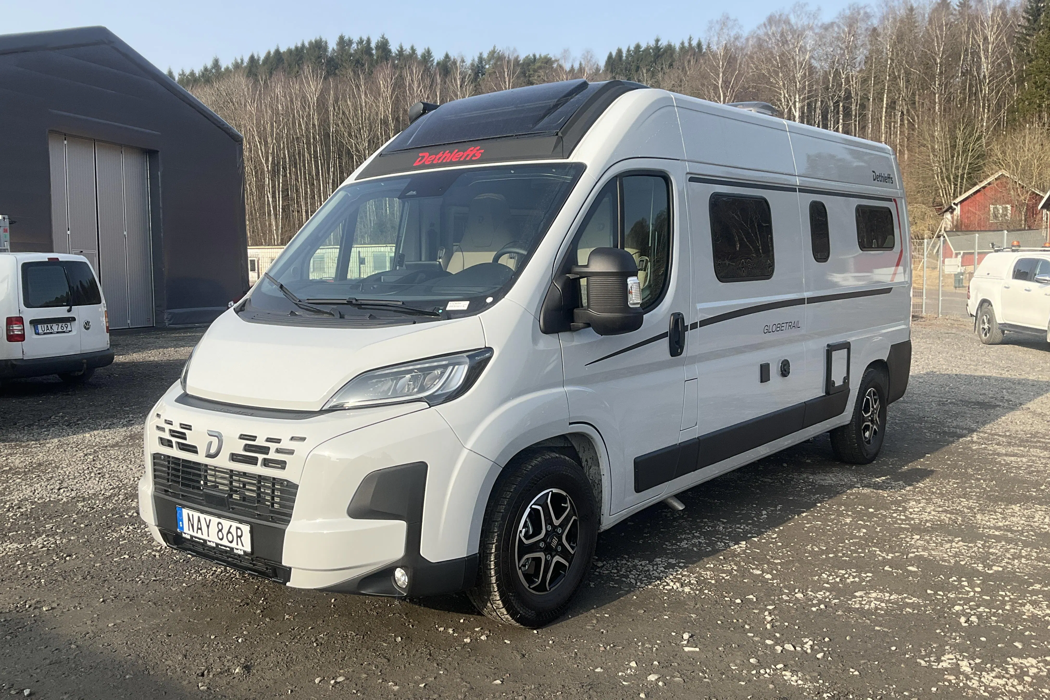 Presentationsfoto 1 av 28: FIAT Dethleffs GLOBETRAIL 600 DK Campingbil - 4 mil - Automat - grå - 2025