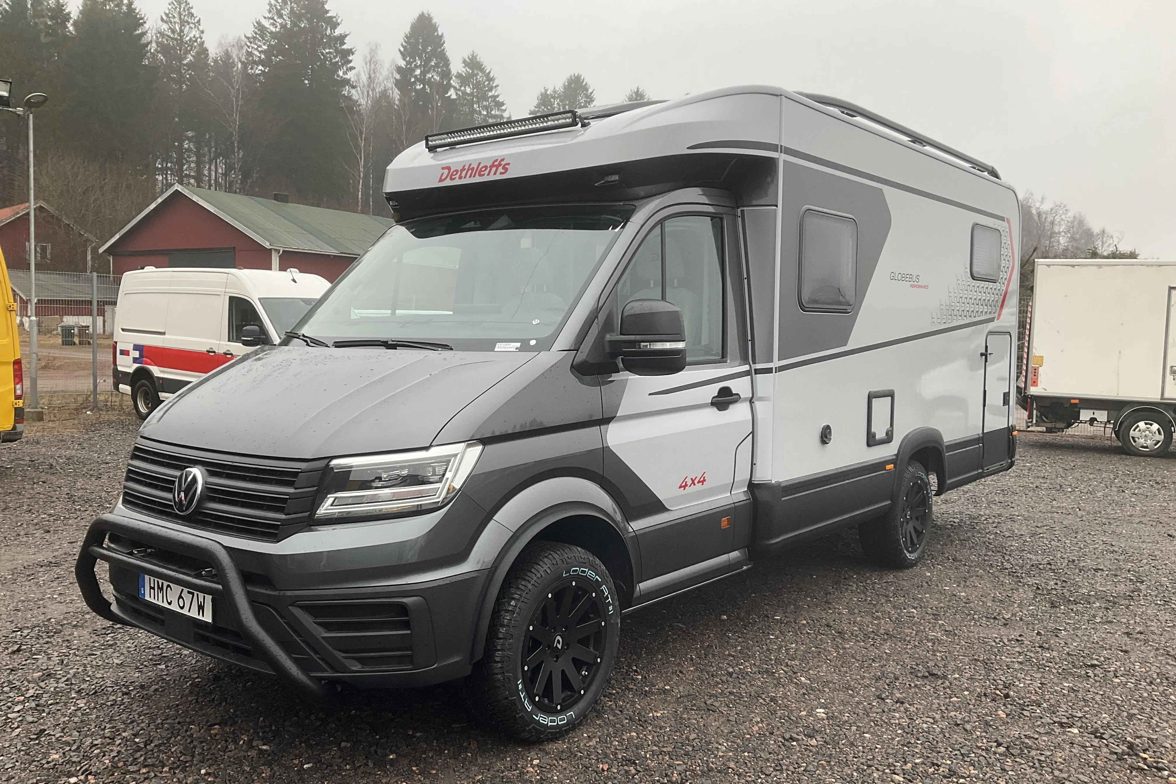 Presentationsfoto 1 av 29: VOLKSWAGEN Dethleffs GLOBEBUS PERFORMANCE 4X4 Husbil - 3 mil - Automat - grå - 2025