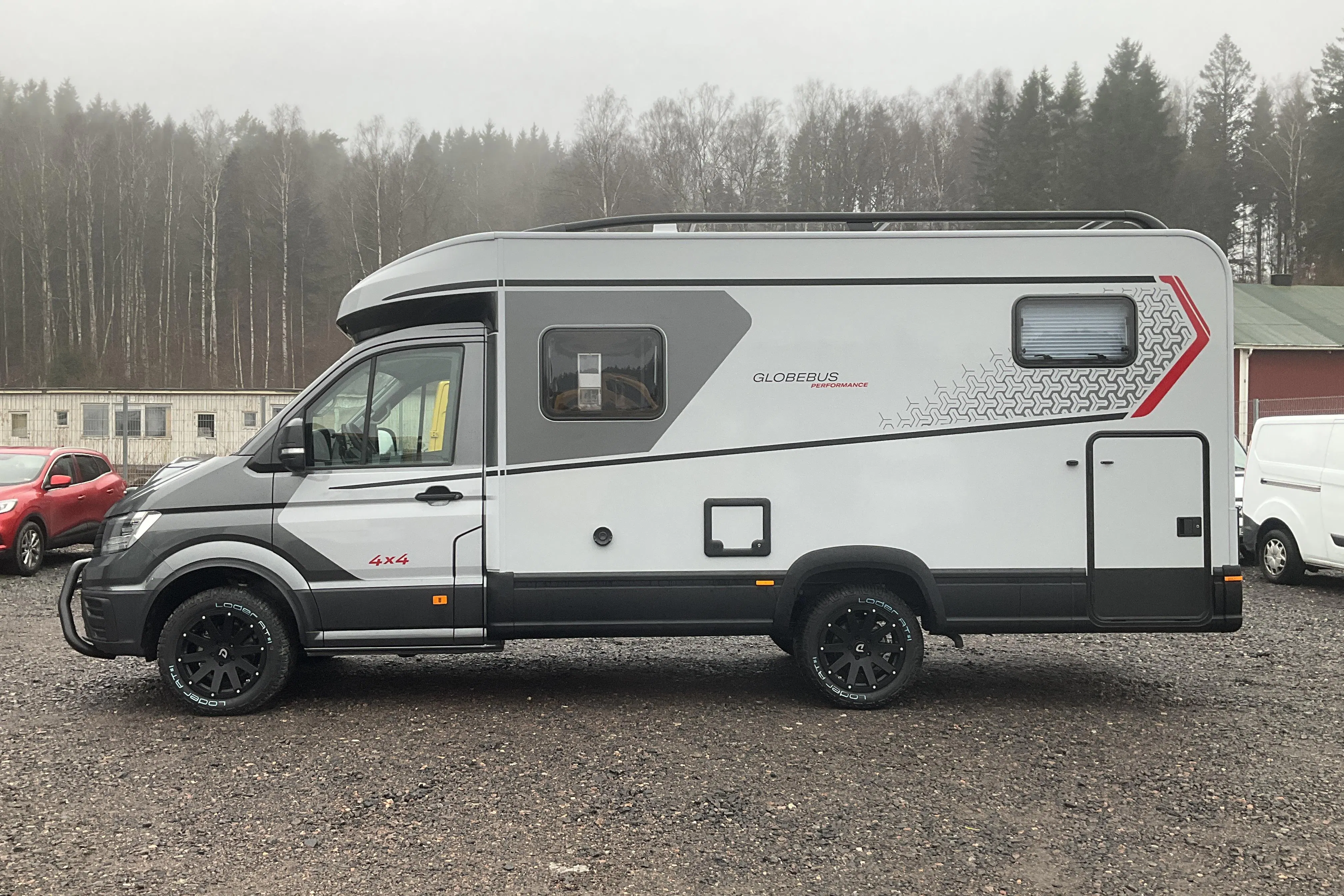 Presentationsfoto 2 av 29: VOLKSWAGEN Dethleffs GLOBEBUS PERFORMANCE 4X4 Husbil - 3 mil - Automat - grå - 2025
