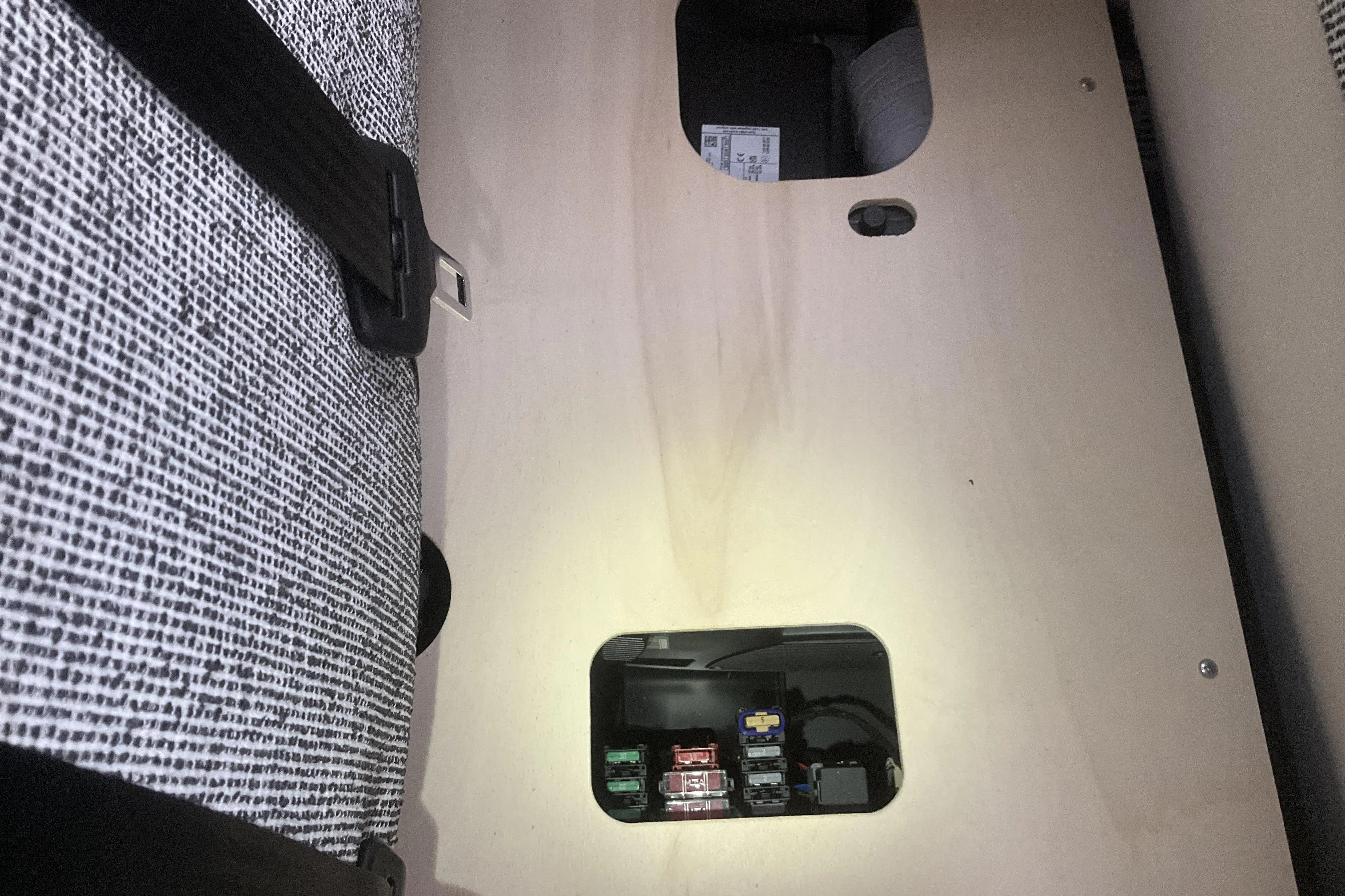 Presentationsfoto 29 av 29: VOLKSWAGEN Dethleffs GLOBEBUS PERFORMANCE 4X4 Husbil - 3 mil - Automat - grå - 2025