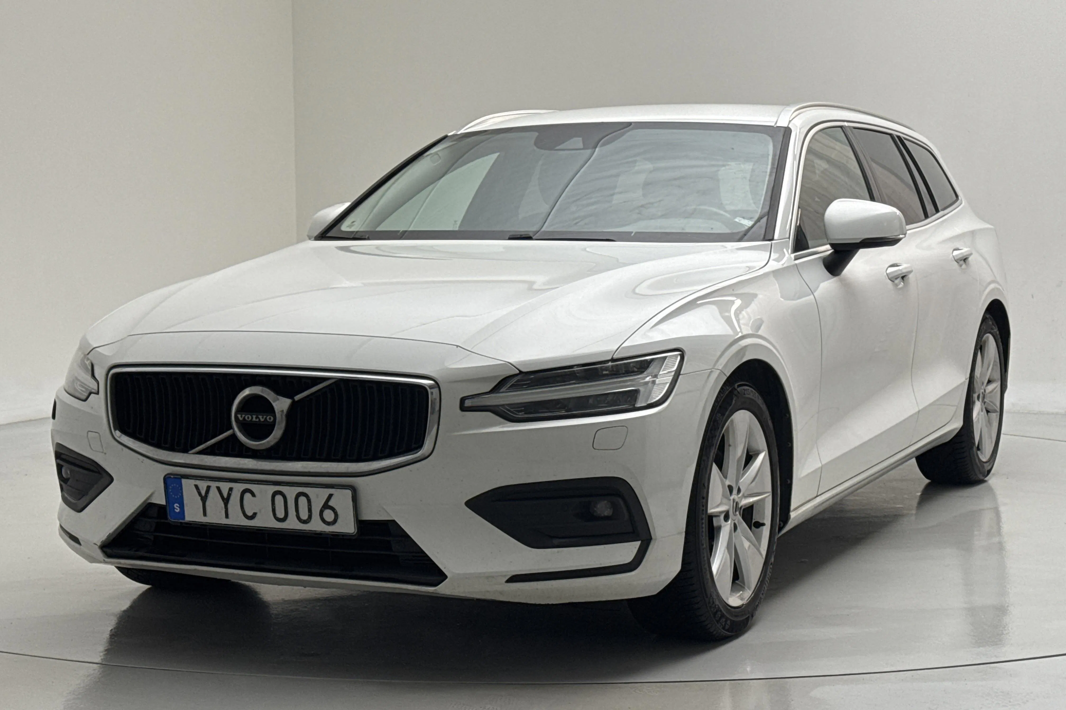 Presentation photo 1 of 13: Volvo V60 D4 (190hk) - 177 150 km - Automatic - white - 2019