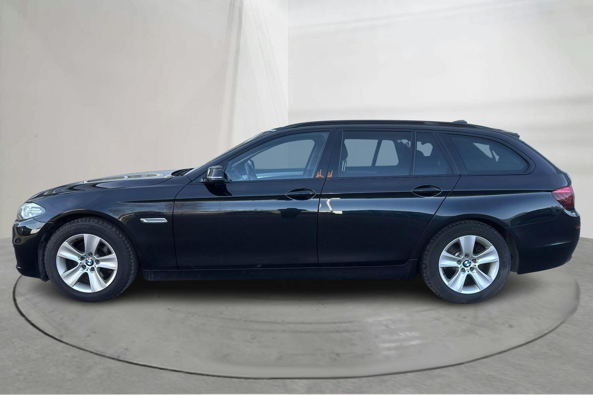 Presentationsfoto 2 av 14: BMW 520d xDrive Touring, F11 (184hk) - 14 251 mil - Automat - svart - 2014