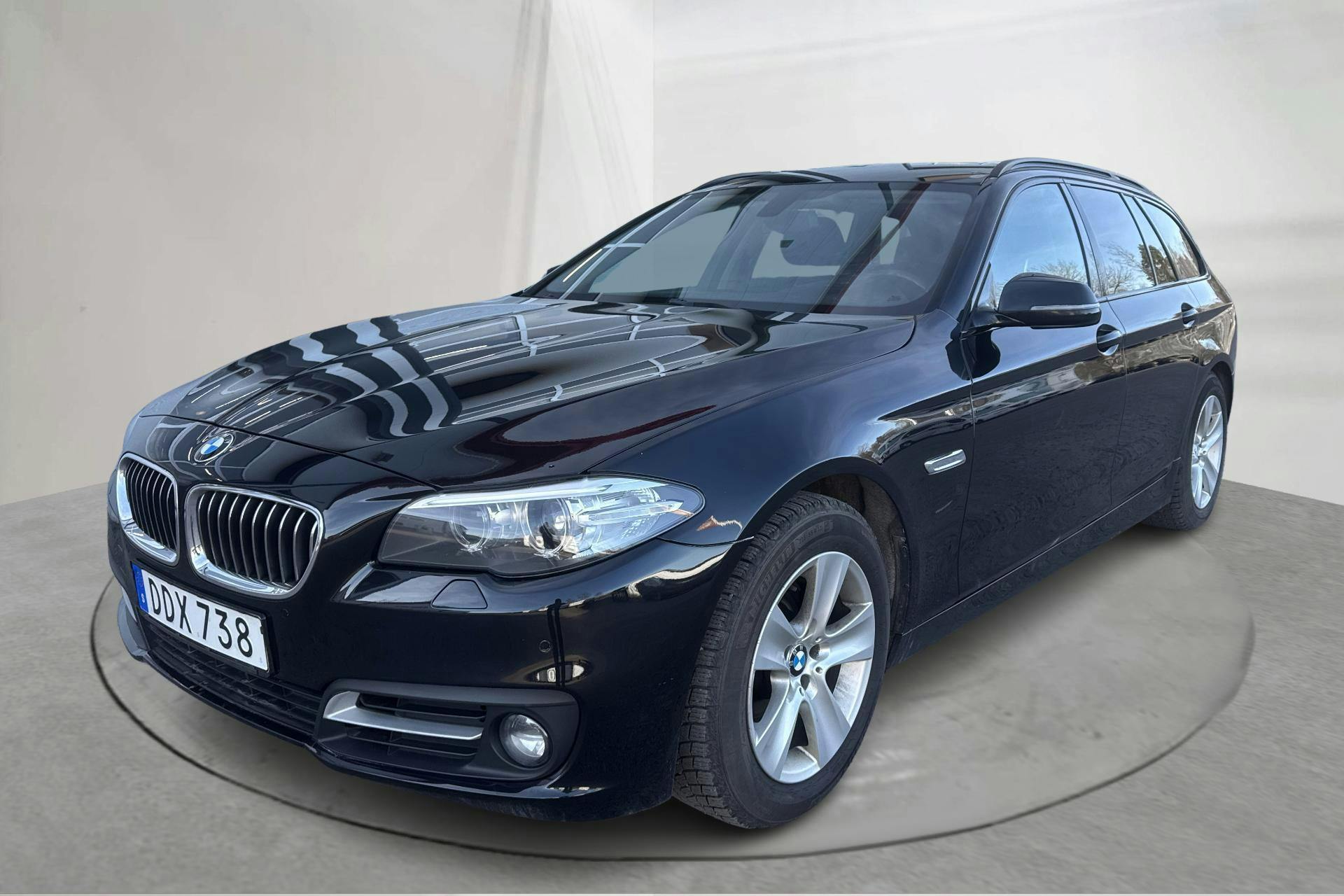 Presentationsfoto 1 av 14: BMW 520d xDrive Touring, F11 (184hk) - 14 251 mil - Automat - svart - 2014