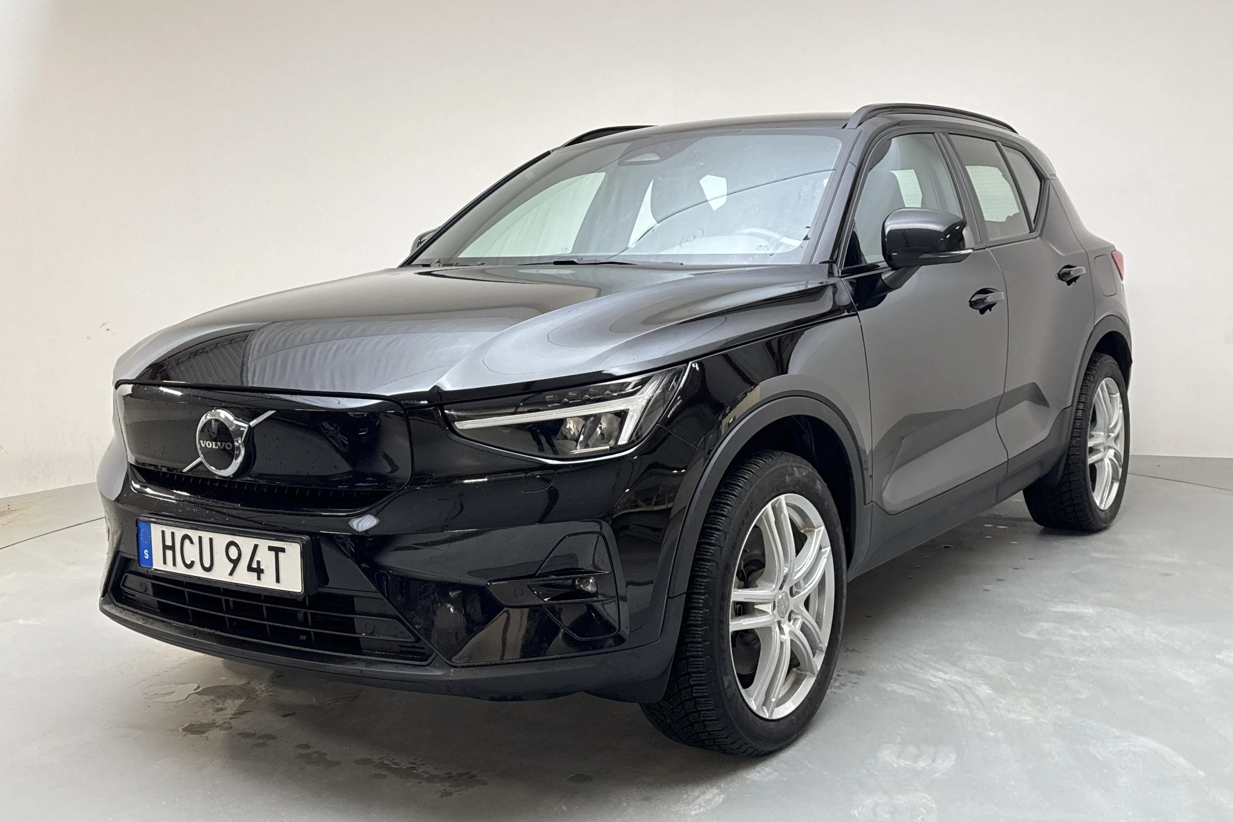 Presentationsfoto 1 av 18: Volvo XC40 P6 Recharge (231hk) - 7 599 mil - Automat - svart - 2023