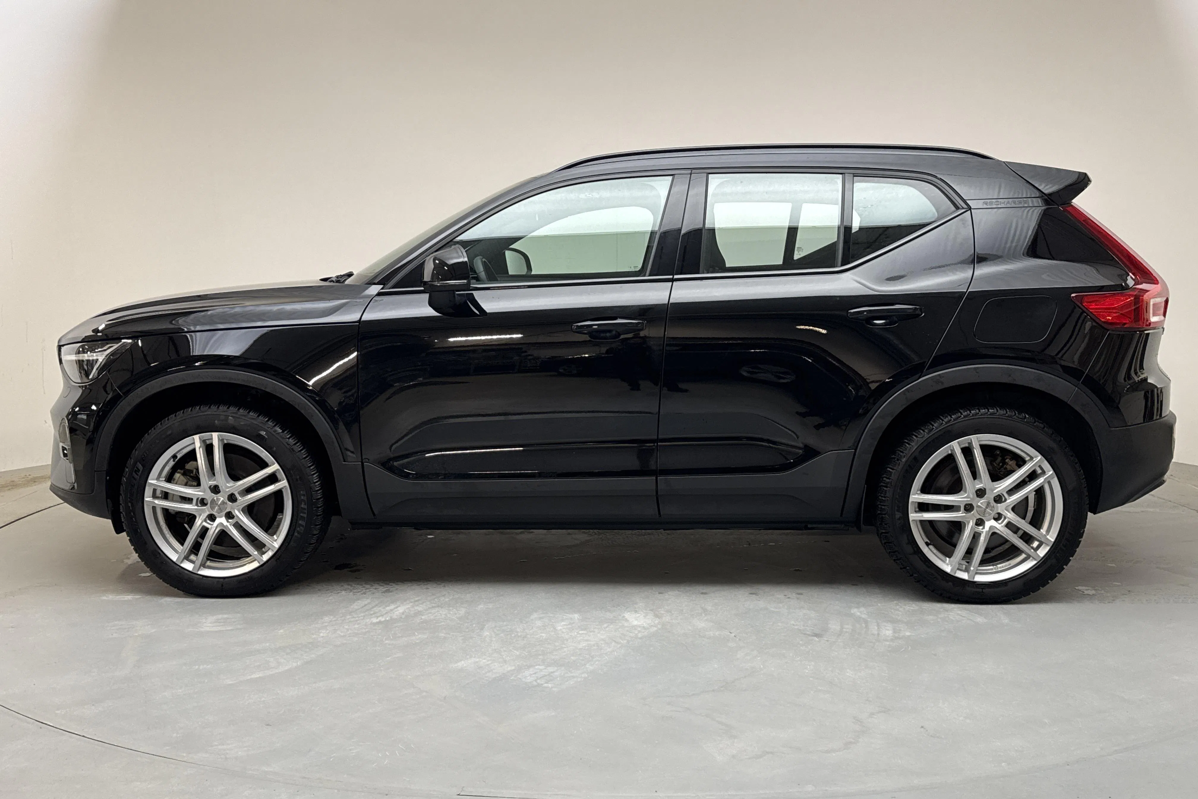Presentationsfoto 2 av 18: Volvo XC40 P6 Recharge (231hk) - 7 599 mil - Automat - svart - 2023