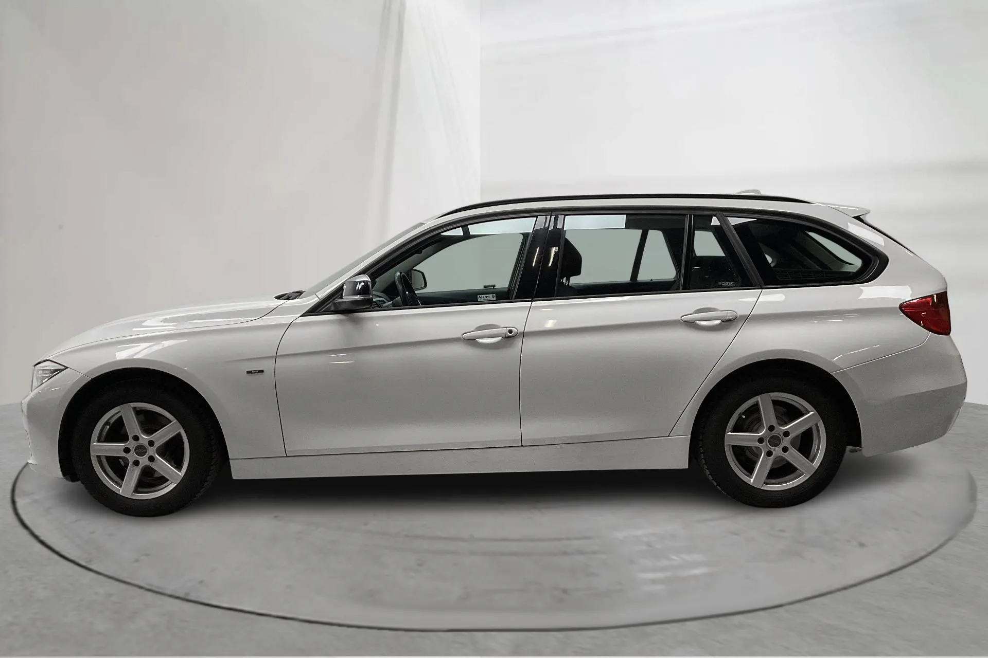 Presentationsfoto 2 av 15: BMW 318d xDrive Touring, F31 (143hk) - 11 774 mil - Manuell - vit - 2015