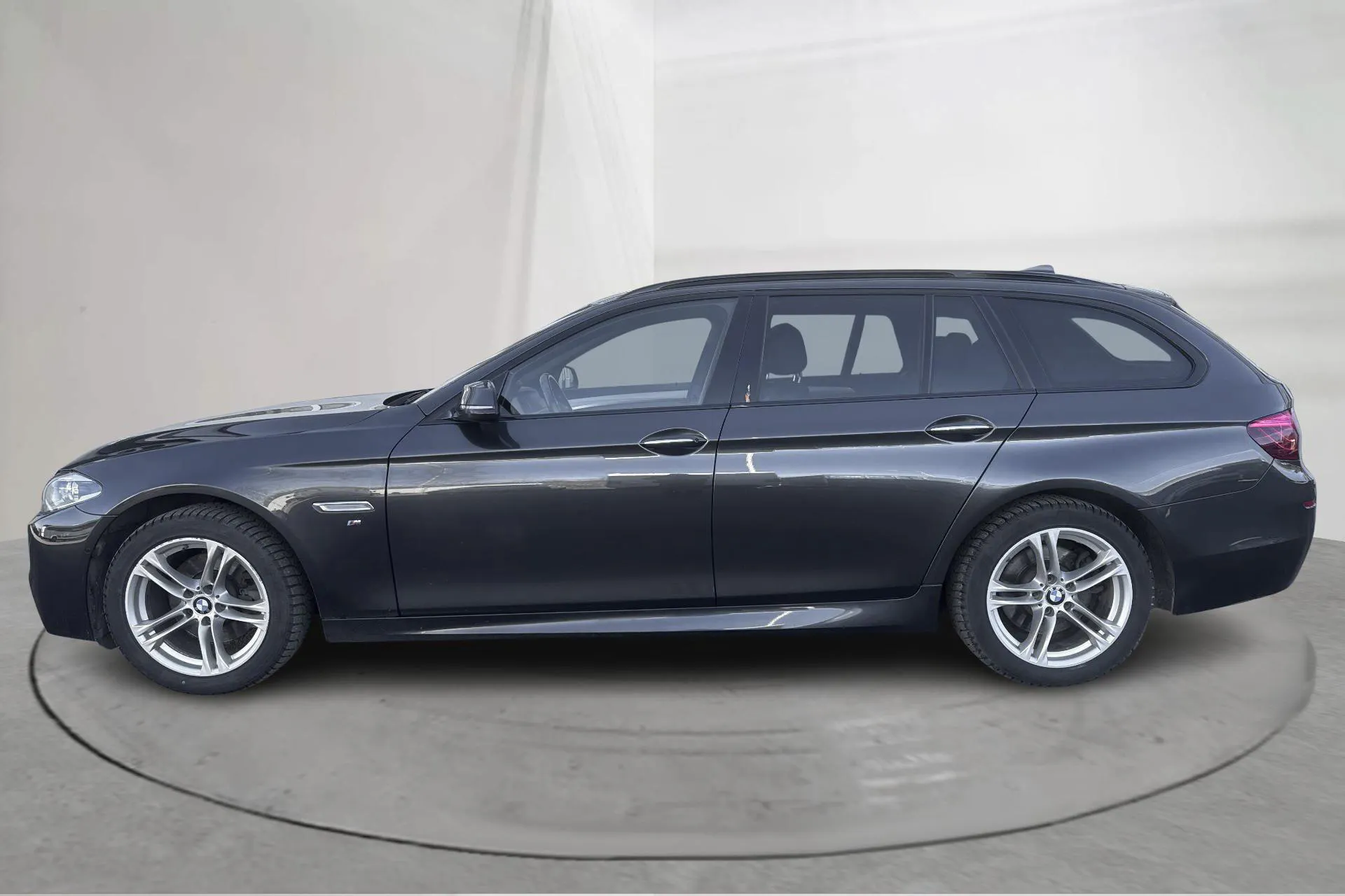 Presentation photo 2 of 21: BMW 520D XDRIVE 520d xDrive Touring, F11 (163hk) - 292 680 km - Automatic - Dark Grey - 2015