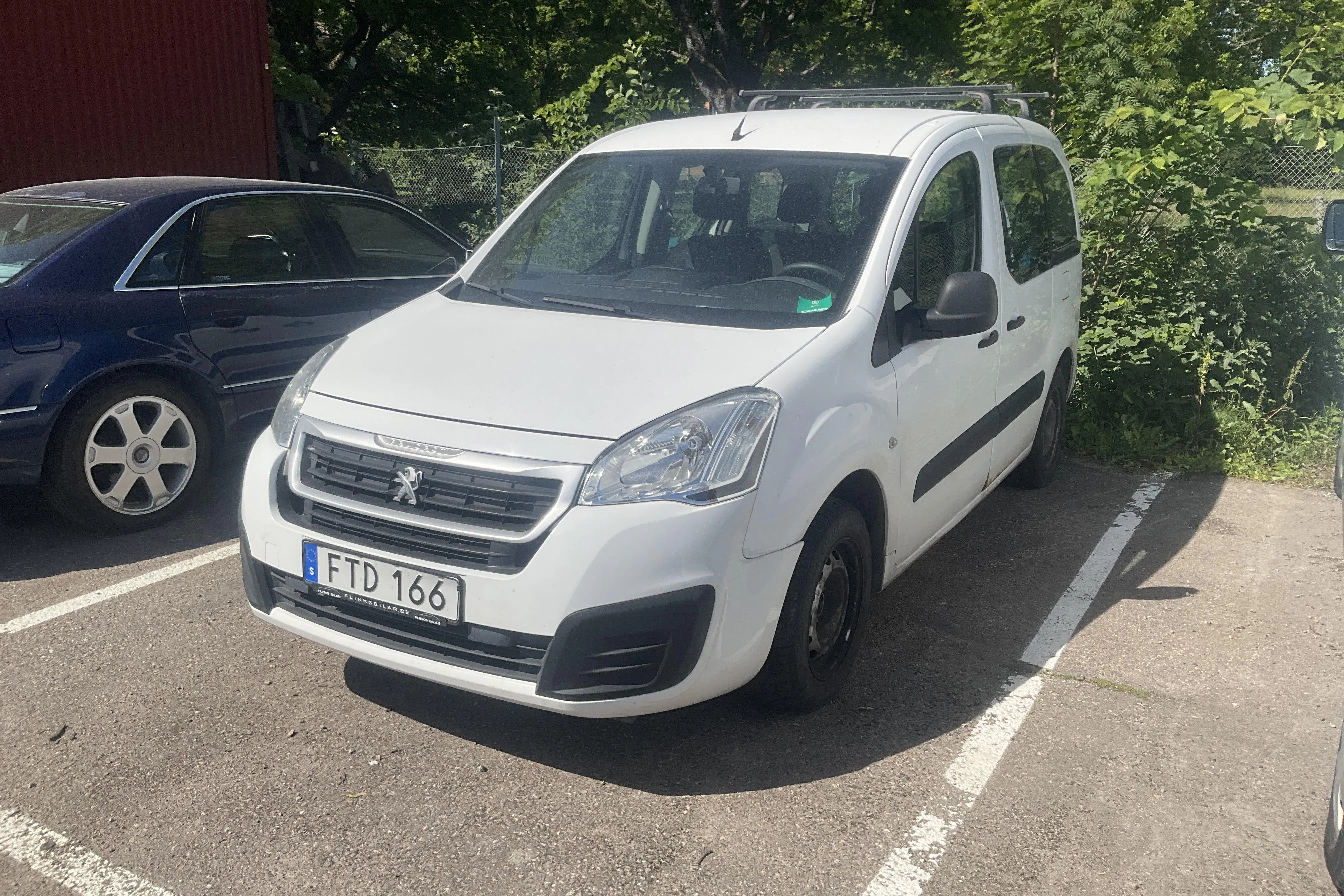 Presentationsfoto 1 av 12: Peugeot Partner Tepee 1.6 BlueHDi (100hk) - 106 921 mil - Automat - vit - 2016