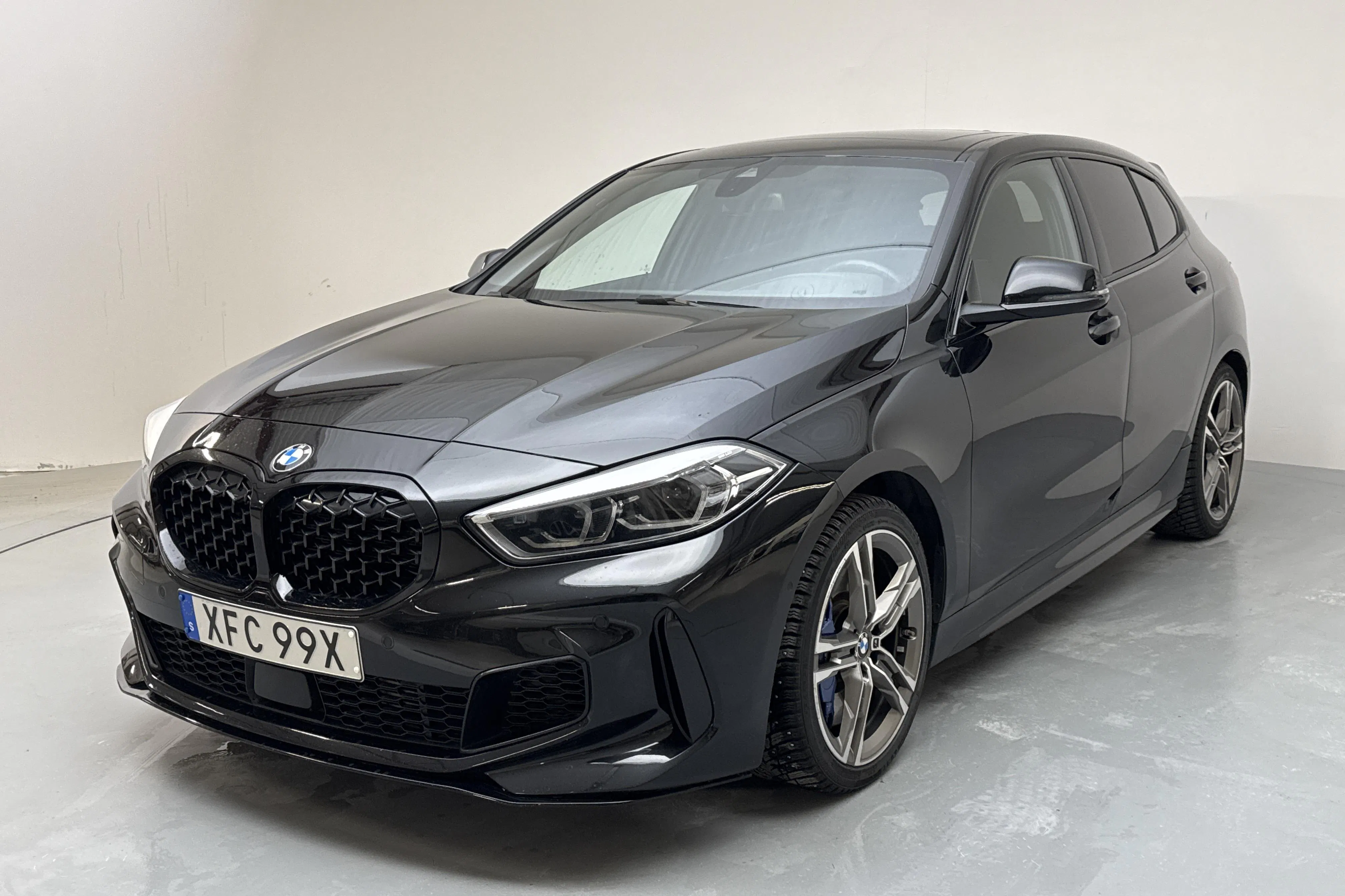 Presentationsfoto 1 av 15: BMW M135i xDrive 5dr, F40 (306hk) - 9 882 mil - Automat - svart - 2021