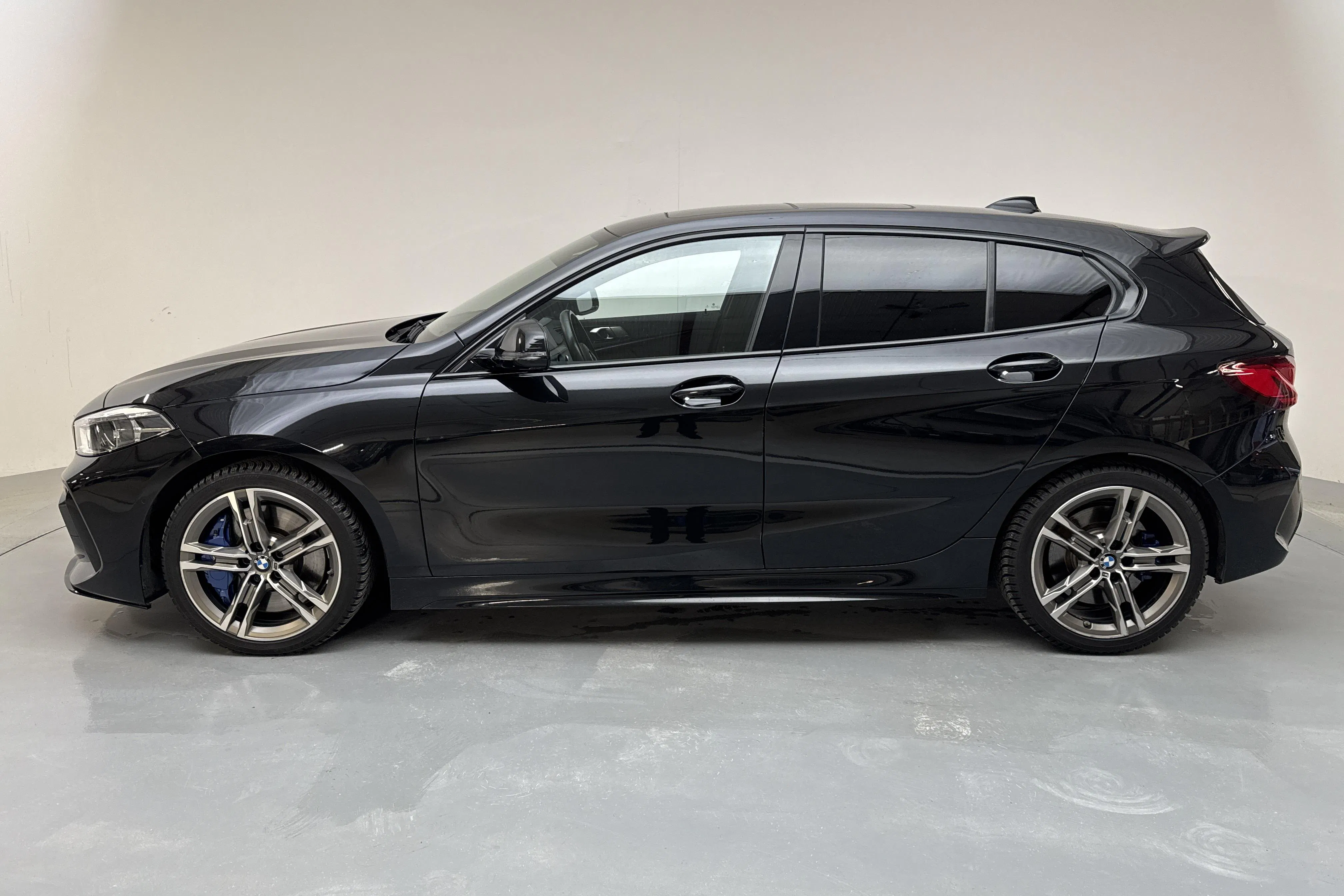 Presentationsfoto 2 av 15: BMW M135i xDrive 5dr, F40 (306hk) - 9 882 mil - Automat - svart - 2021