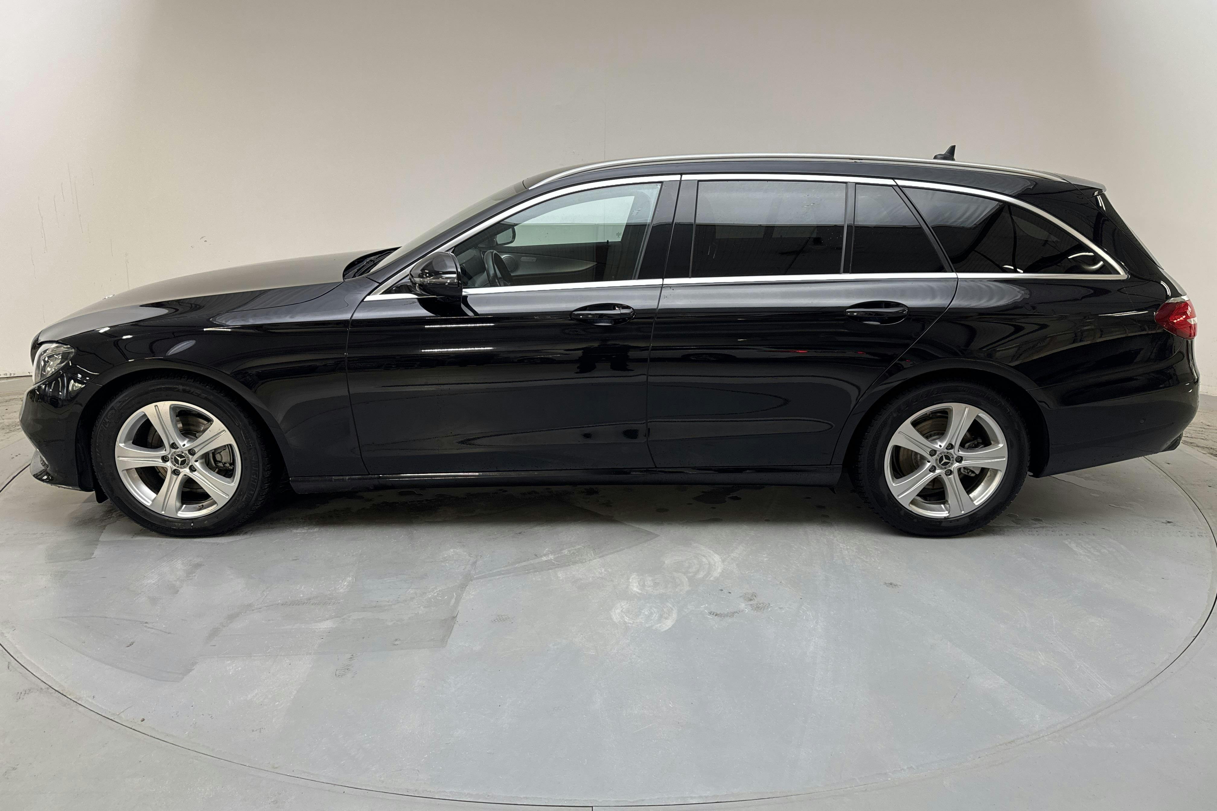 Esitlusfoto 2 aadressil 14: Mercedes E 220 d HVO Kombi S213 (163hk) - 265 140 km - Automaatne - must - 2020