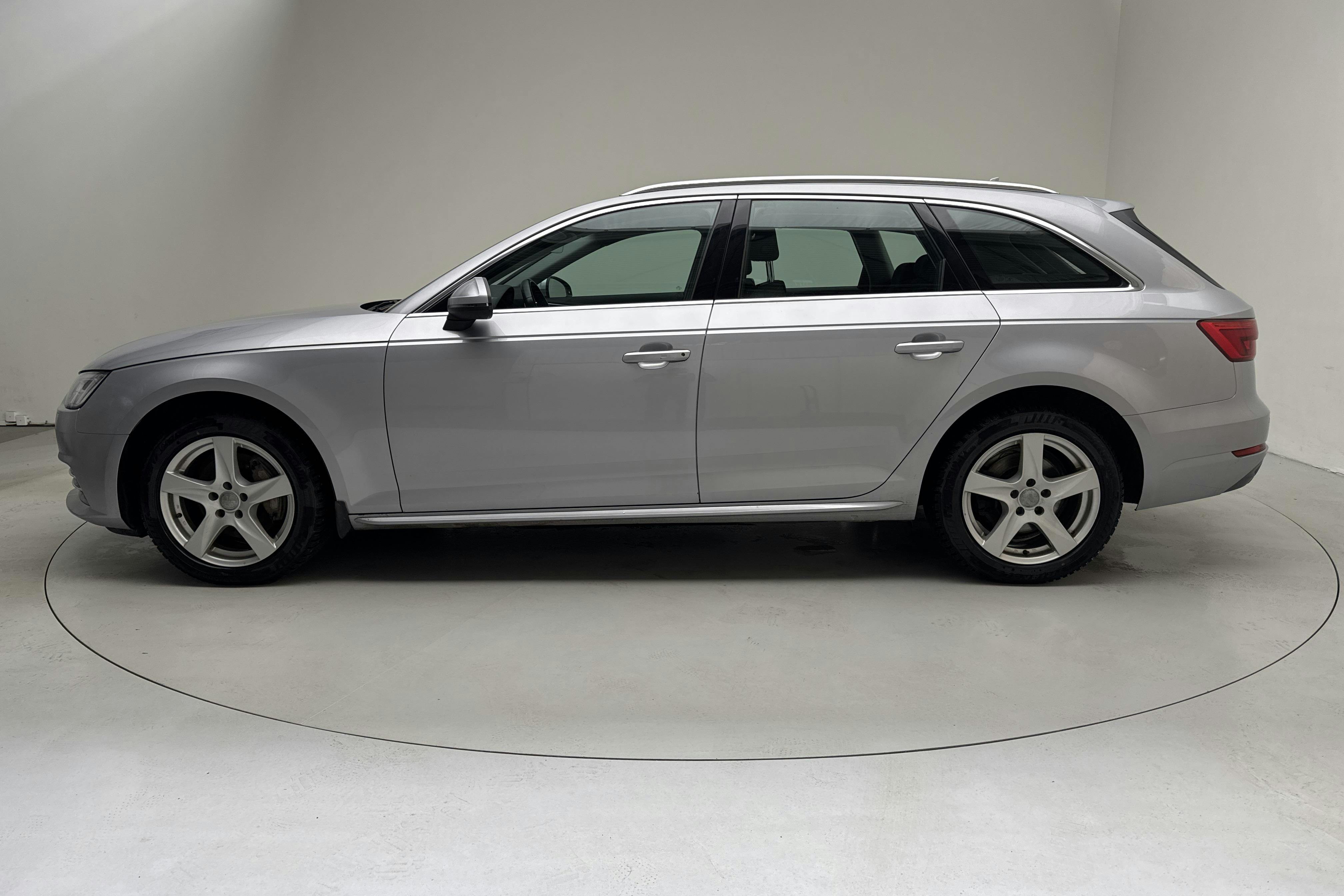 Presentationsfoto 2 av 14: Audi A4 2.0 TDI Avant quattro (190hk) - 18 548 mil - Automat - silver - 2016
