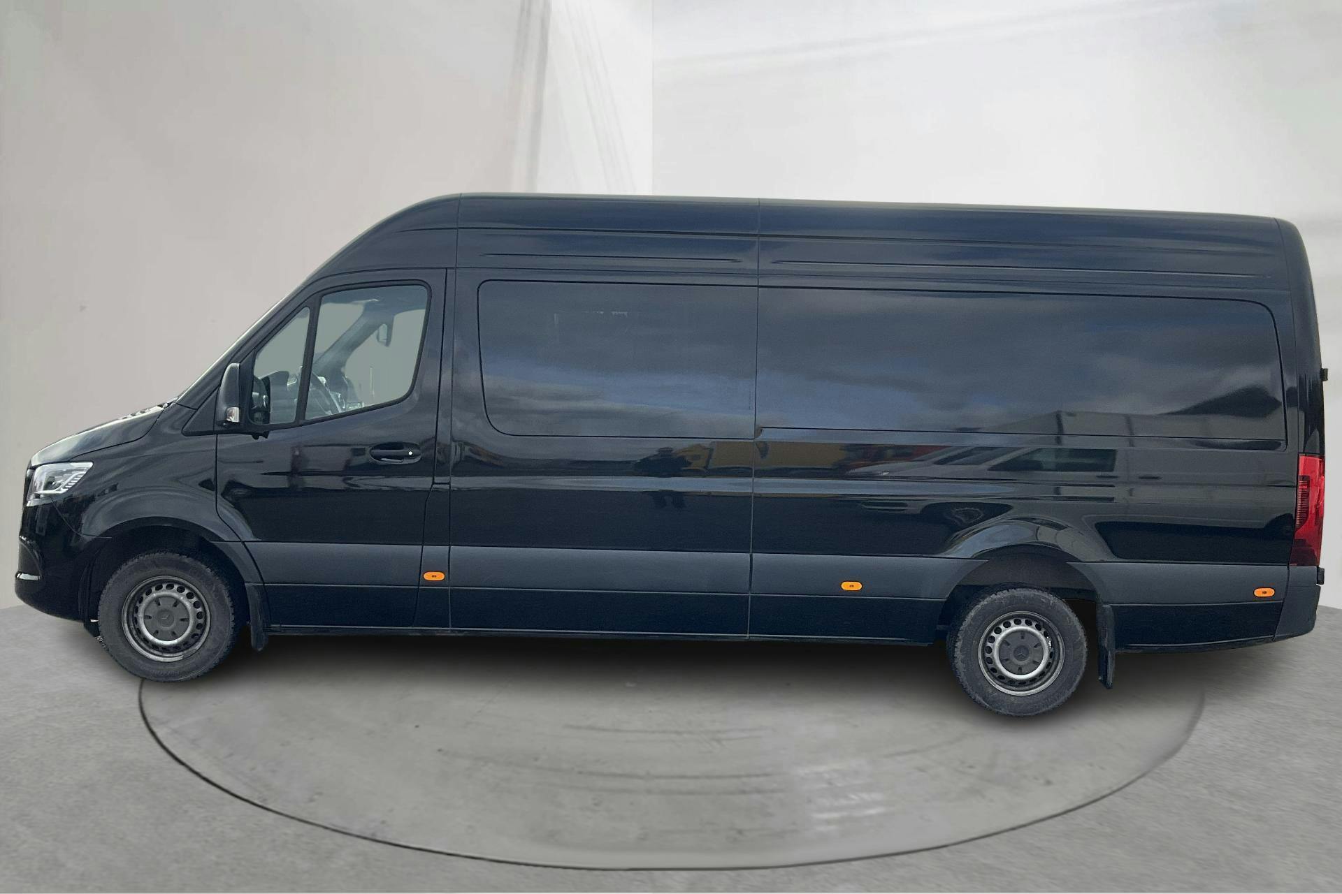 Präsentationsfoto 2 von 14: Mercedes Sprinter 319 CDI Skåp RWD (190hk) - 10 830 Kilometer - Verkaufsautomat - Schwarz - 2024