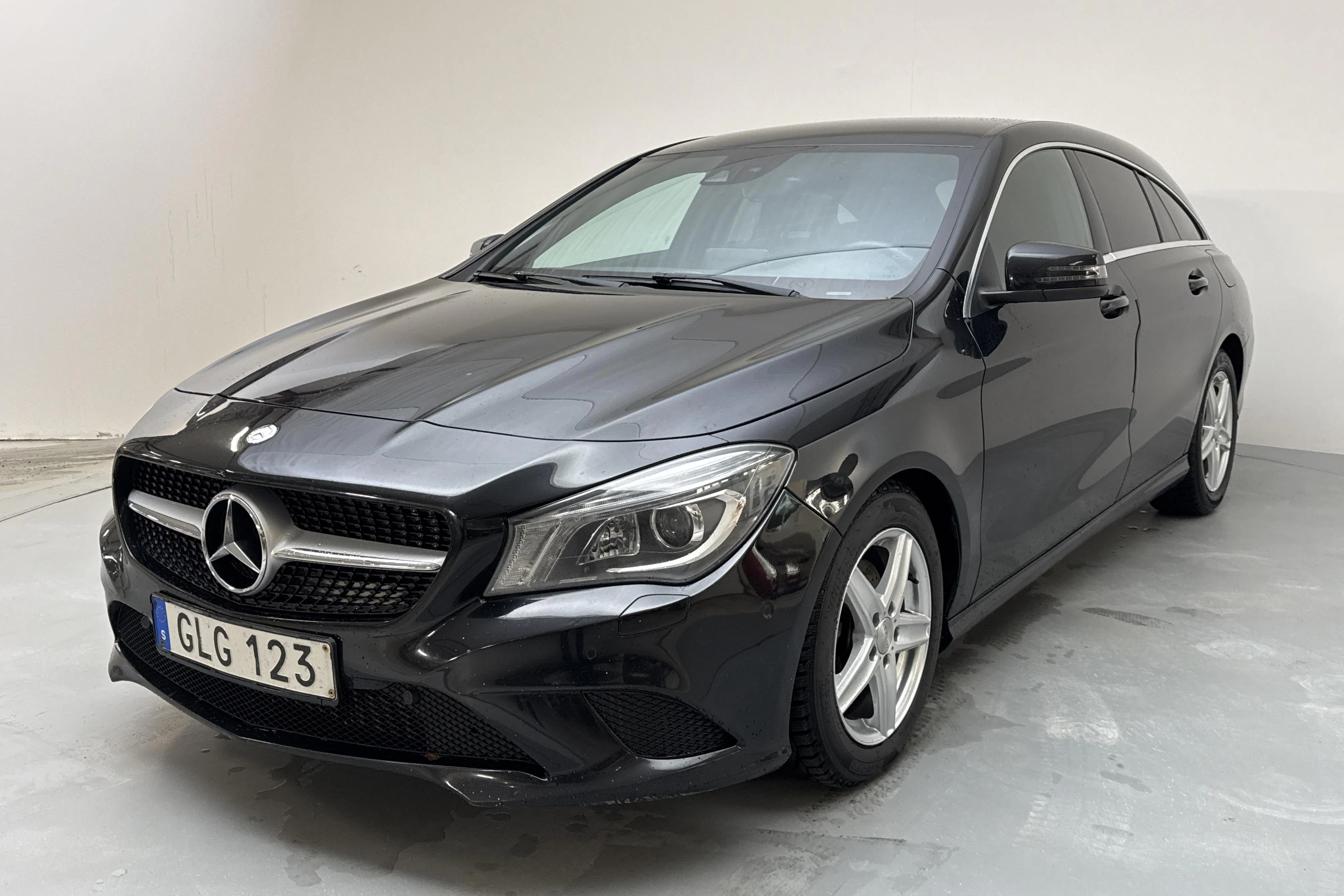 Presentation photo 1 of 14: Mercedes CLA 220 d Shooting Brake (177hk) - 203 500 km - Automatic - black - 2016