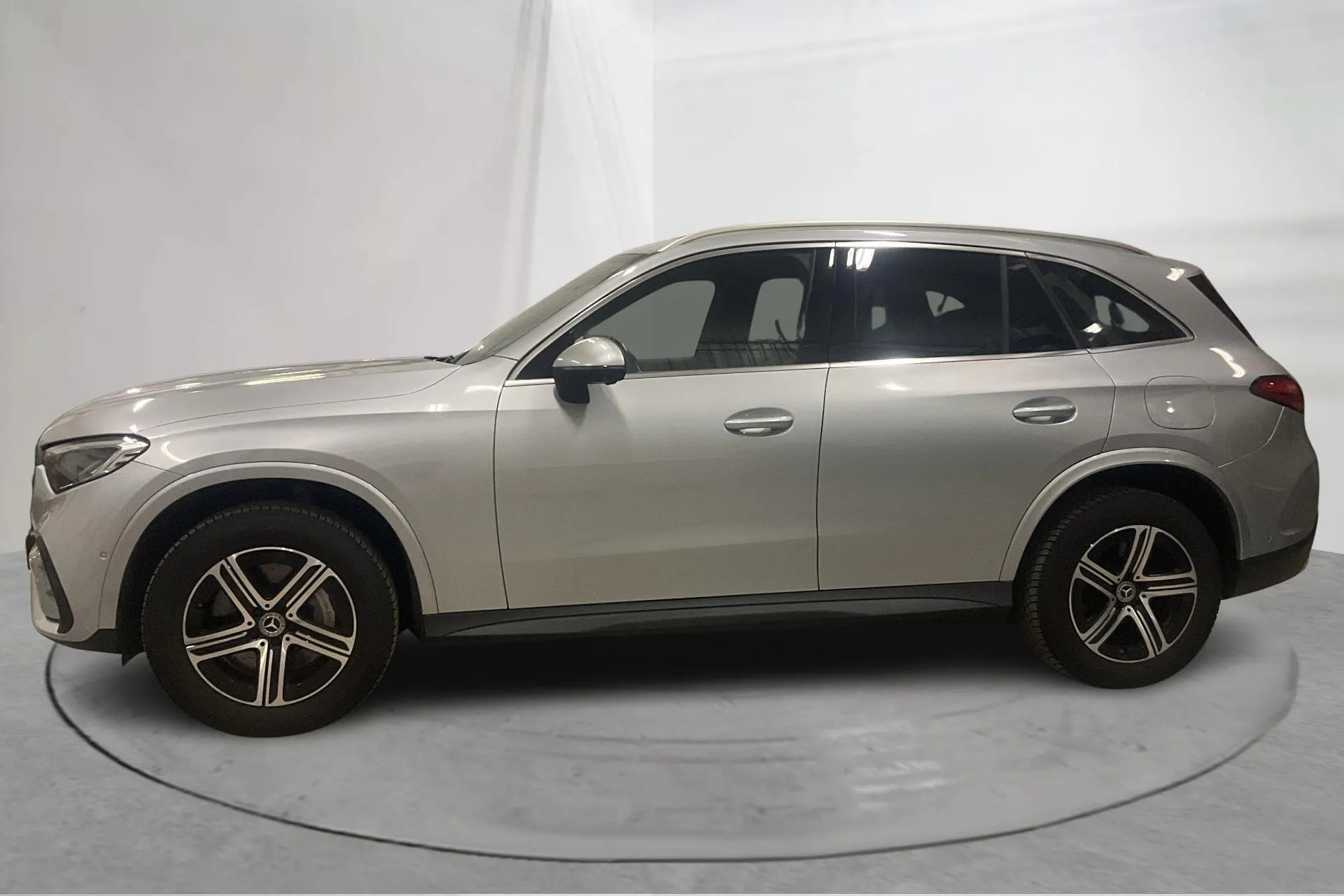 Presentationsfoto 2 av 23: Mercedes GLC 300 e 4MATIC X254 (313hk) - 13 953 mil - Automat - silver - 2023