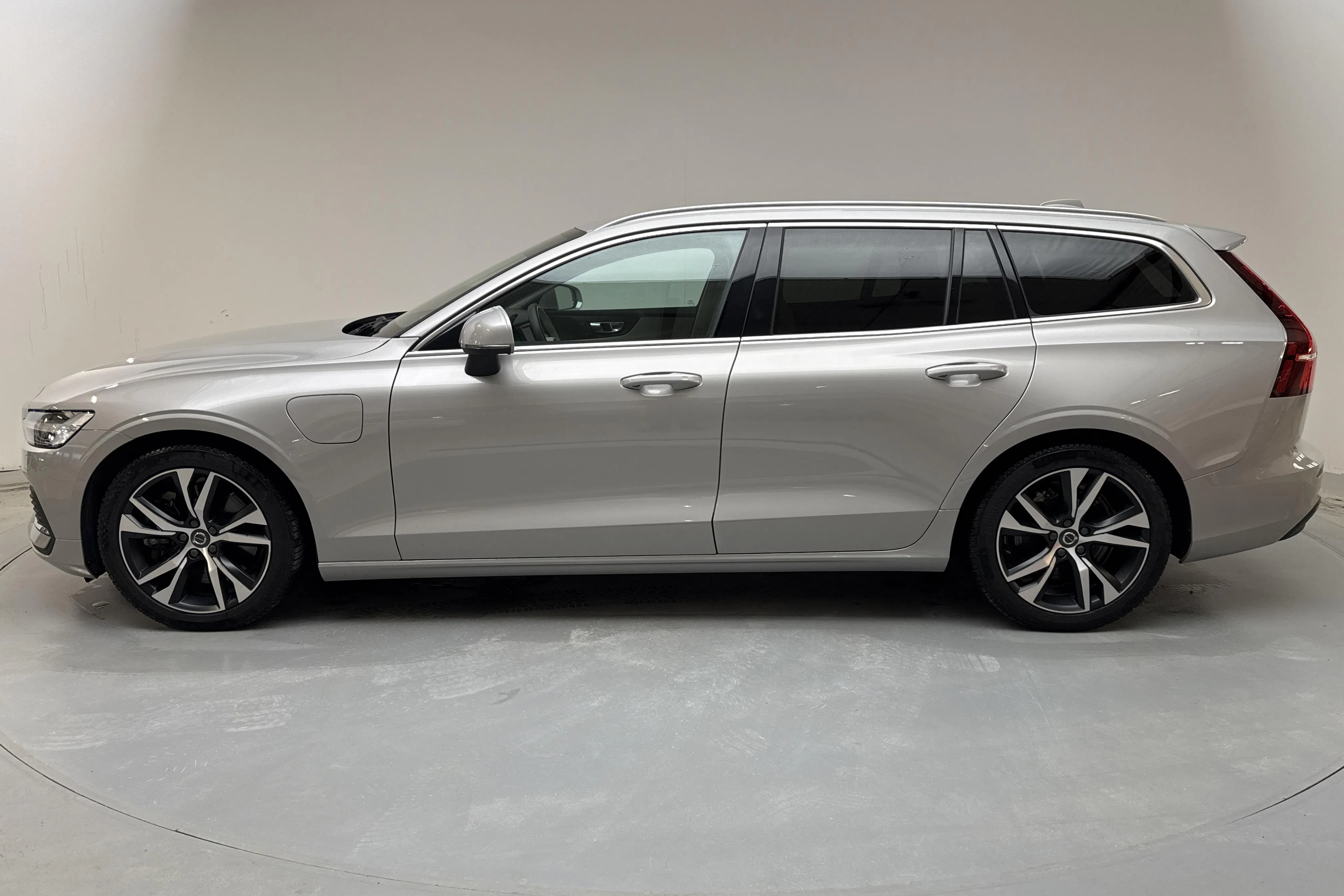 Presentationsfoto 2 av 17: Volvo V60 T6 AWD Recharge (350hk) - 4 979 mil - Automat - silver - 2024