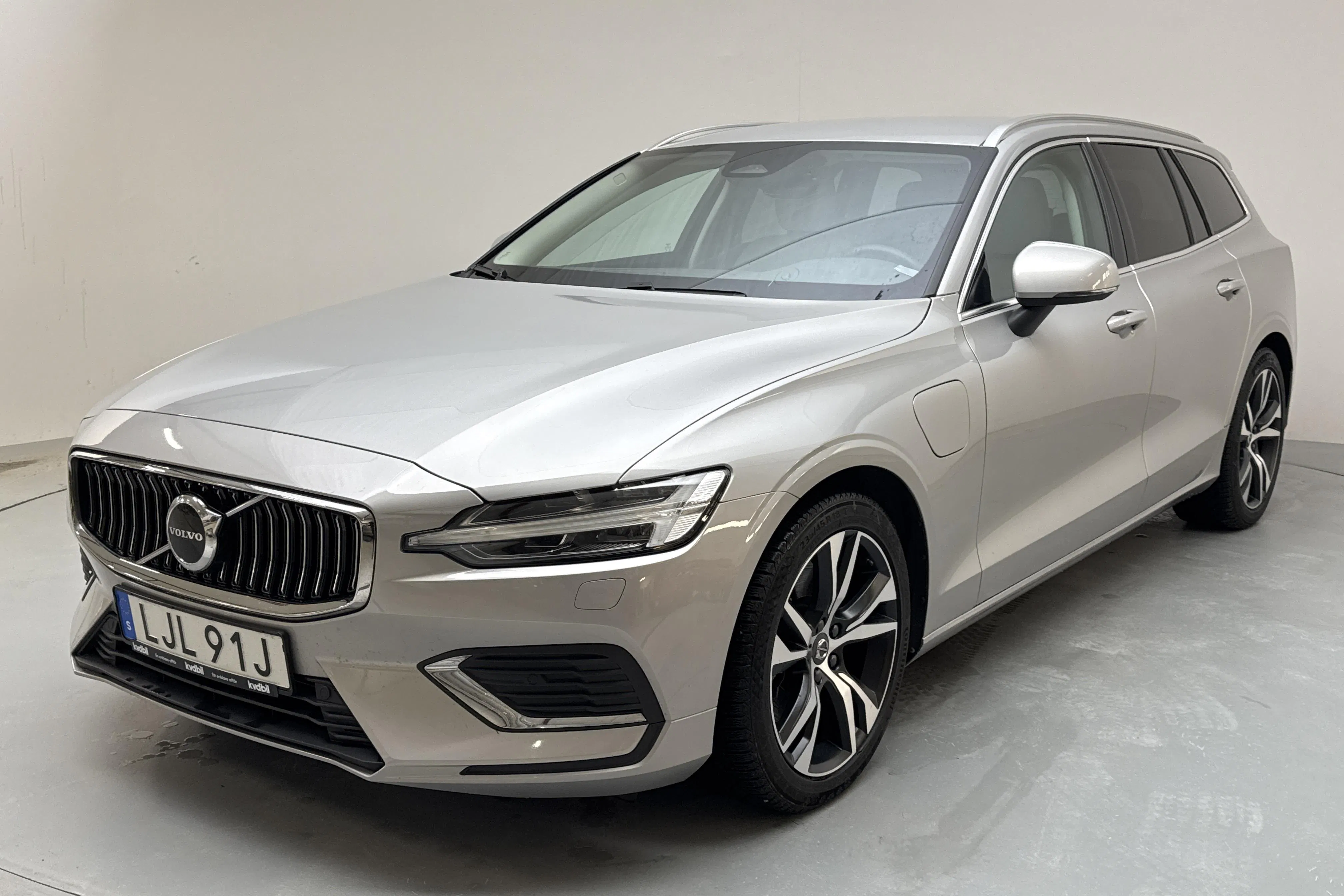 Presentationsfoto 1 av 17: Volvo V60 T6 AWD Recharge (350hk) - 4 979 mil - Automat - silver - 2024
