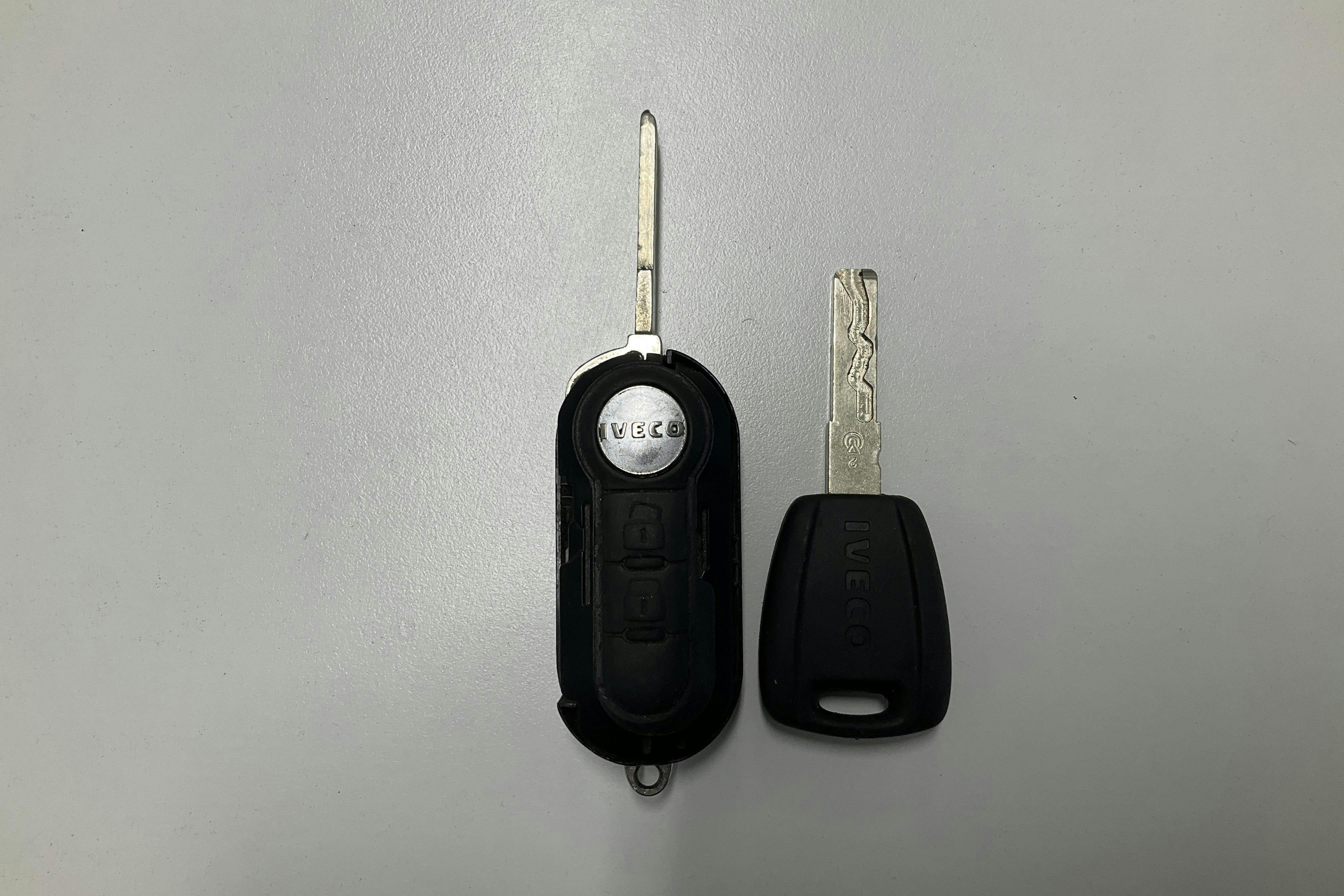 Zdjęcie prezentacyjne 12 z 12: Iveco Daily 35 3.0 CNG Chassi (136hk) - 100 070 km - Automatyczna - biały - 2013