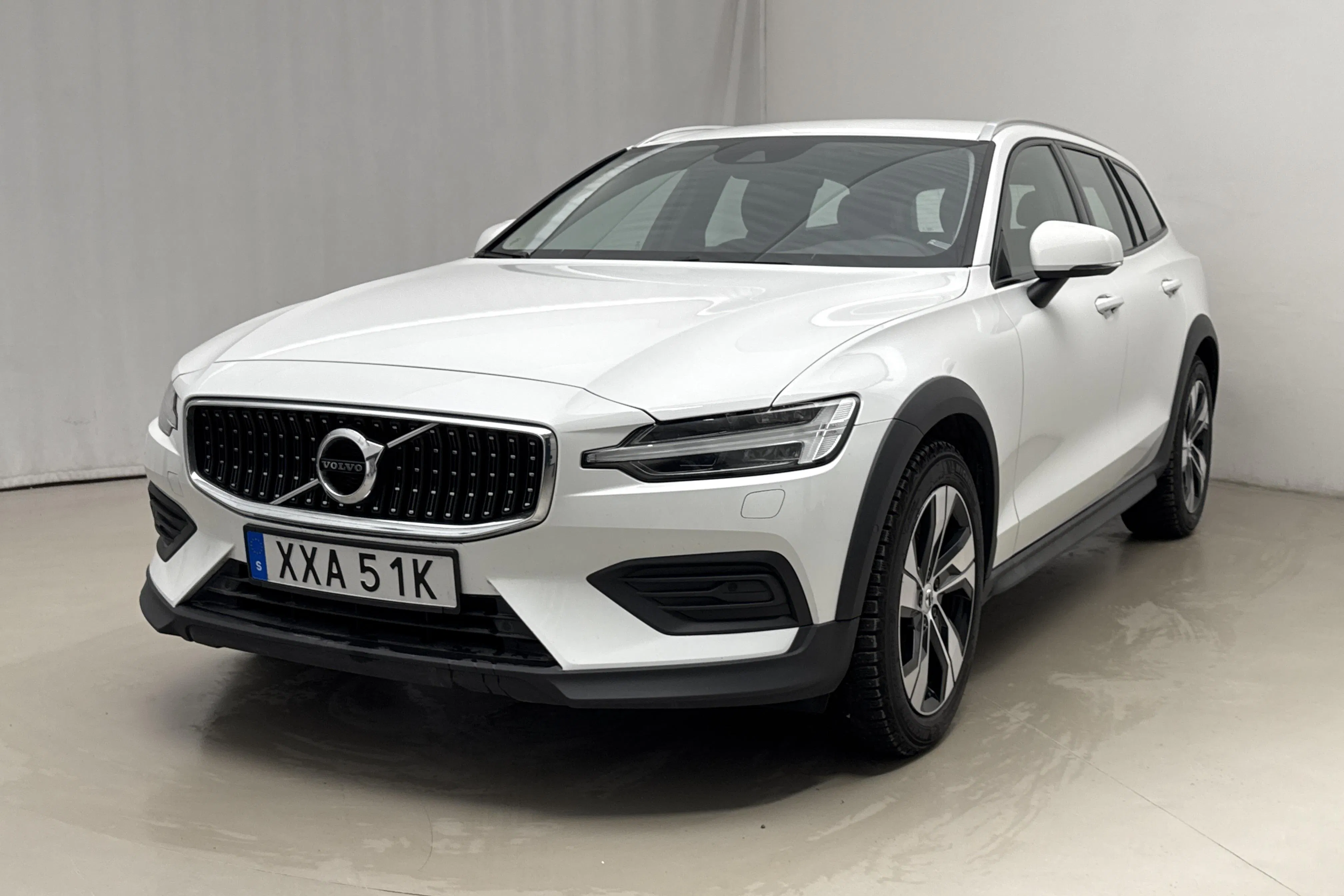 Presentationsfoto 1 av 21: Volvo V60 B4 Cross Country AWD Mildhybrid, Diesel (197hk) - 11 548 mil - Automat - vit - 2022
