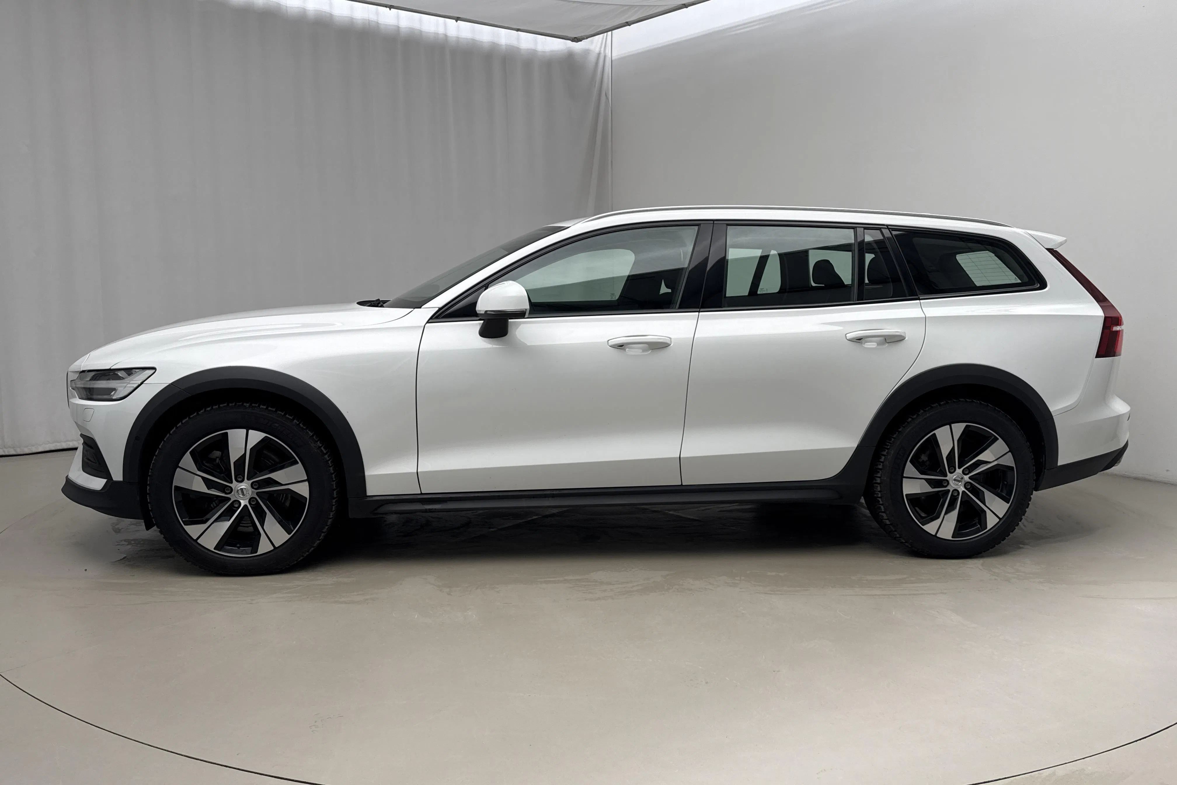 Presentationsfoto 2 av 21: Volvo V60 B4 Cross Country AWD Mildhybrid, Diesel (197hk) - 11 548 mil - Automat - vit - 2022