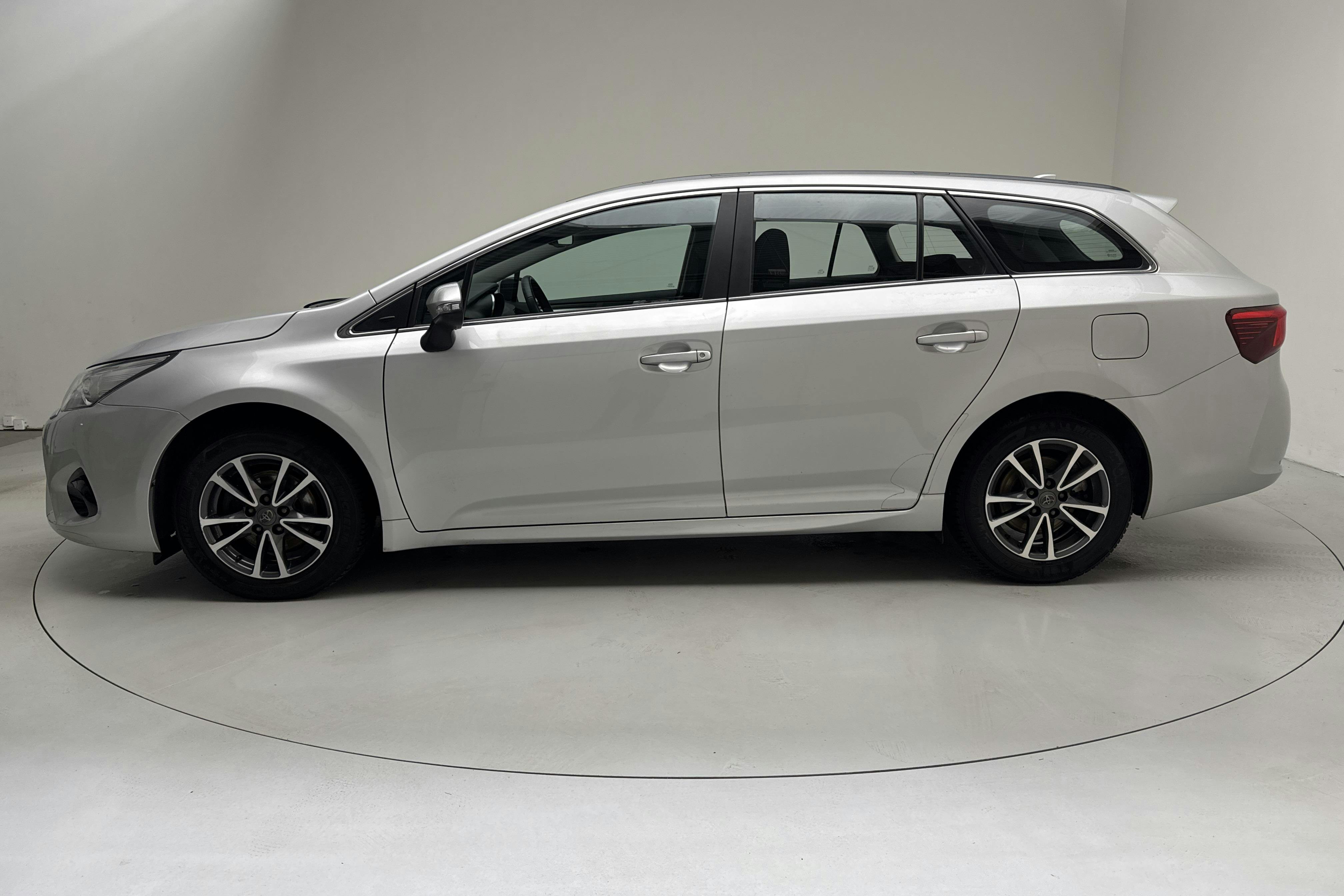 Presentation photo 2 of 12: Toyota Avensis 1.8 Touring Sports (147hk) - 38 150 km - Manual - silver - 2018