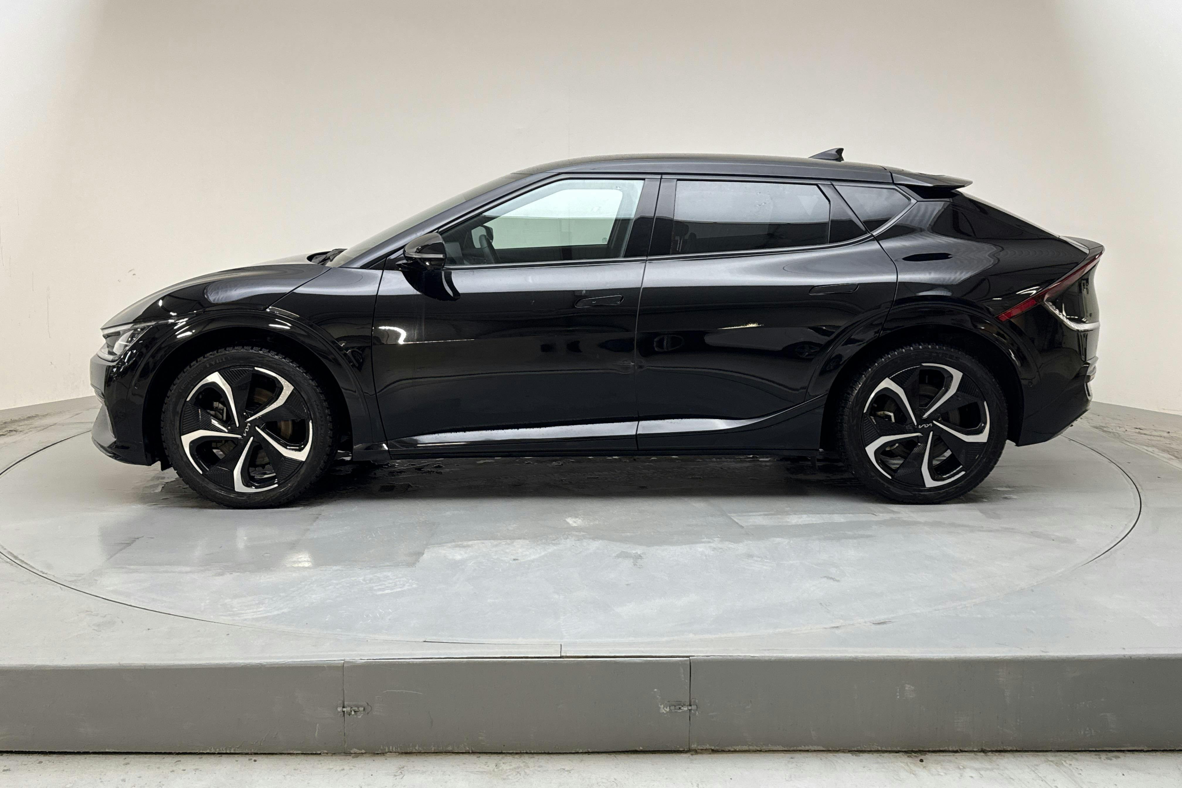 Presentationsfoto 2 av 16: Kia EV6 RWD (228hk) - 3 541 mil - Automat - svart - 2024