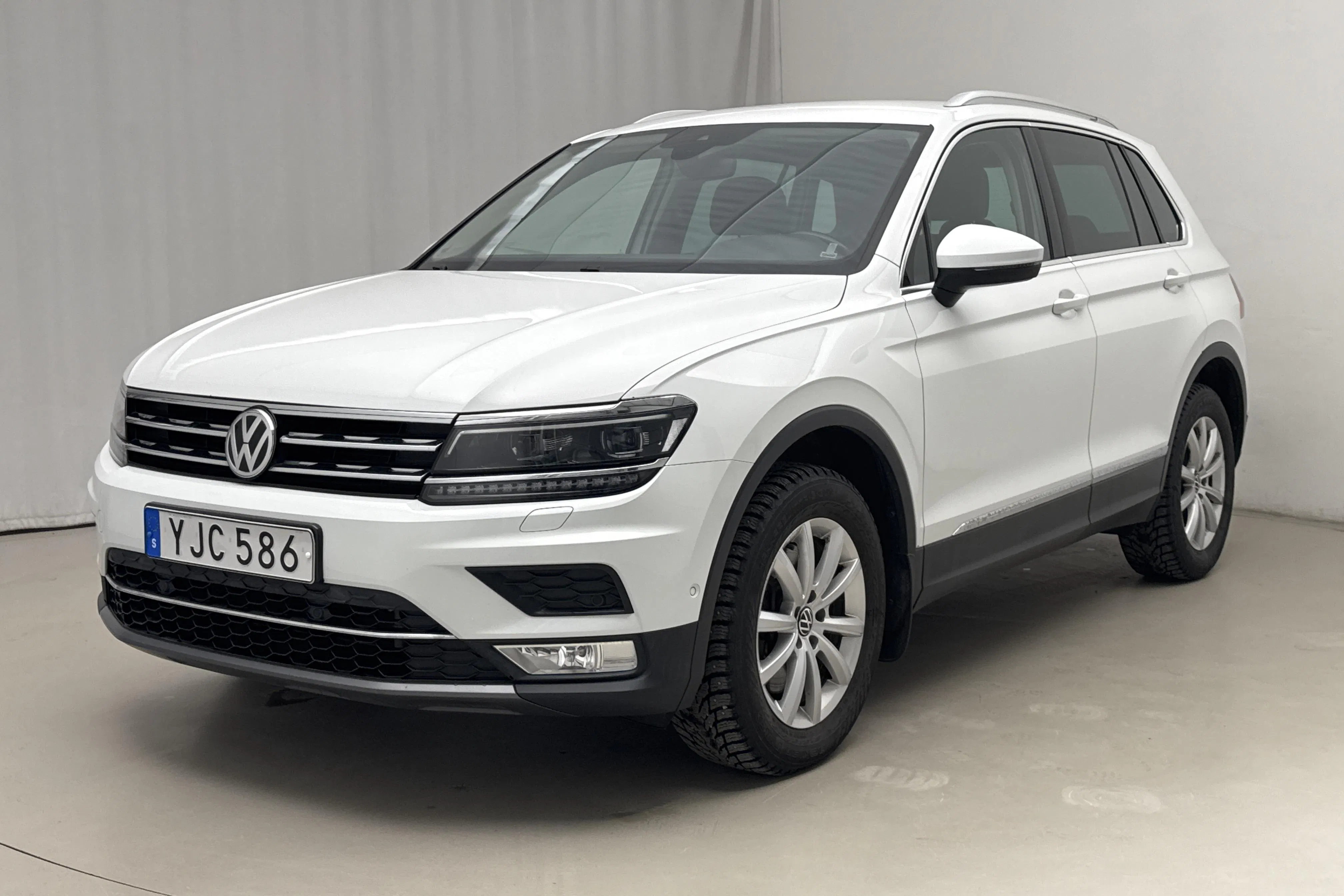 Presentationsfoto 1 av 23: VW Tiguan 2.0 TDI 4MOTION (190hk) - 14 019 mil - Automat - vit - 2017
