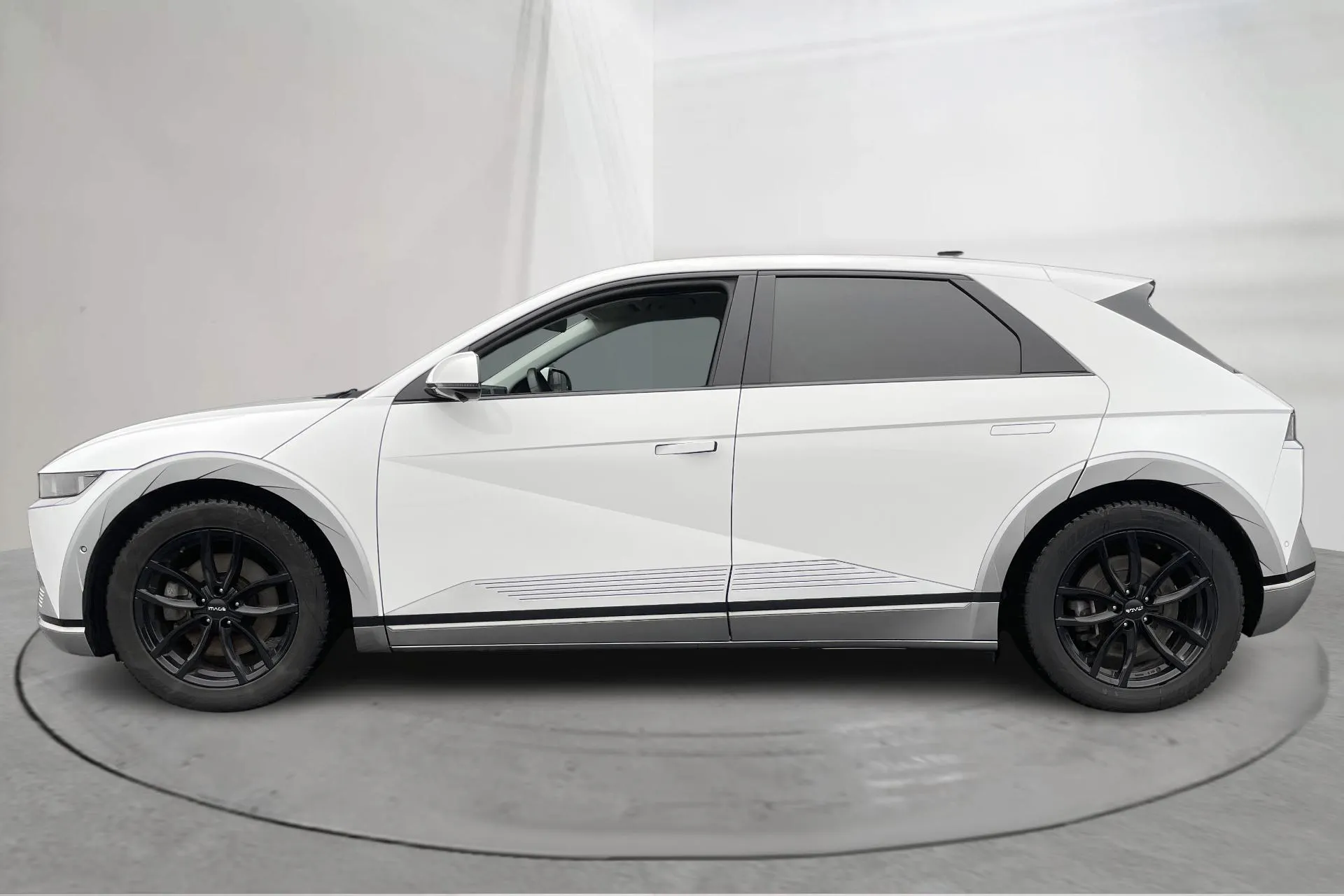 Presentationsfoto 2 av 20: Hyundai IONIQ 5 77.4kWh (217hk) - 7 420 mil - Automat - vit - 2023
