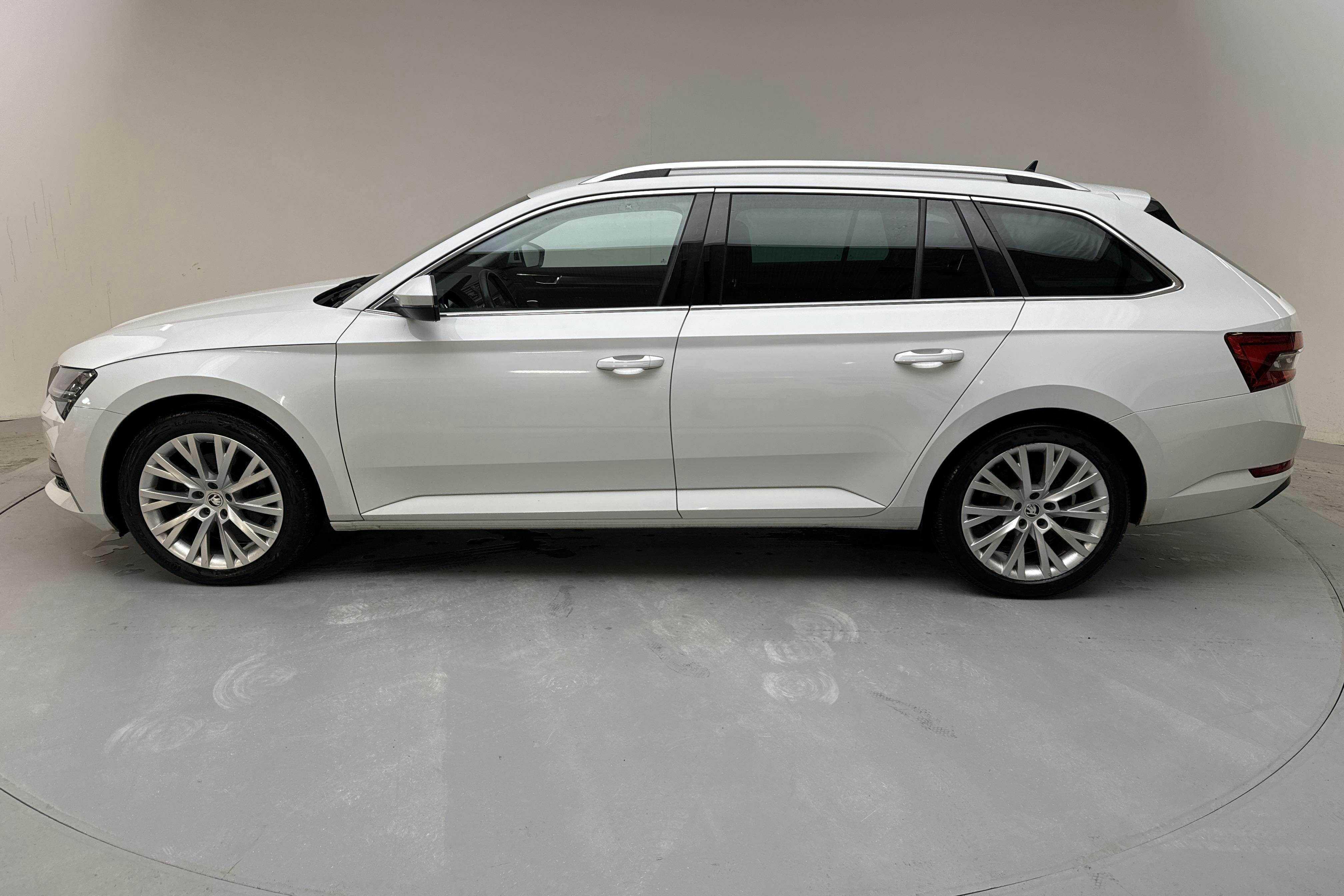 Zdjęcie prezentacyjne 2 z 16: Skoda Superb 1.4 TSI PHEV Kombi (218hk) - 142 660 km - Automatyczna - biały - 2022