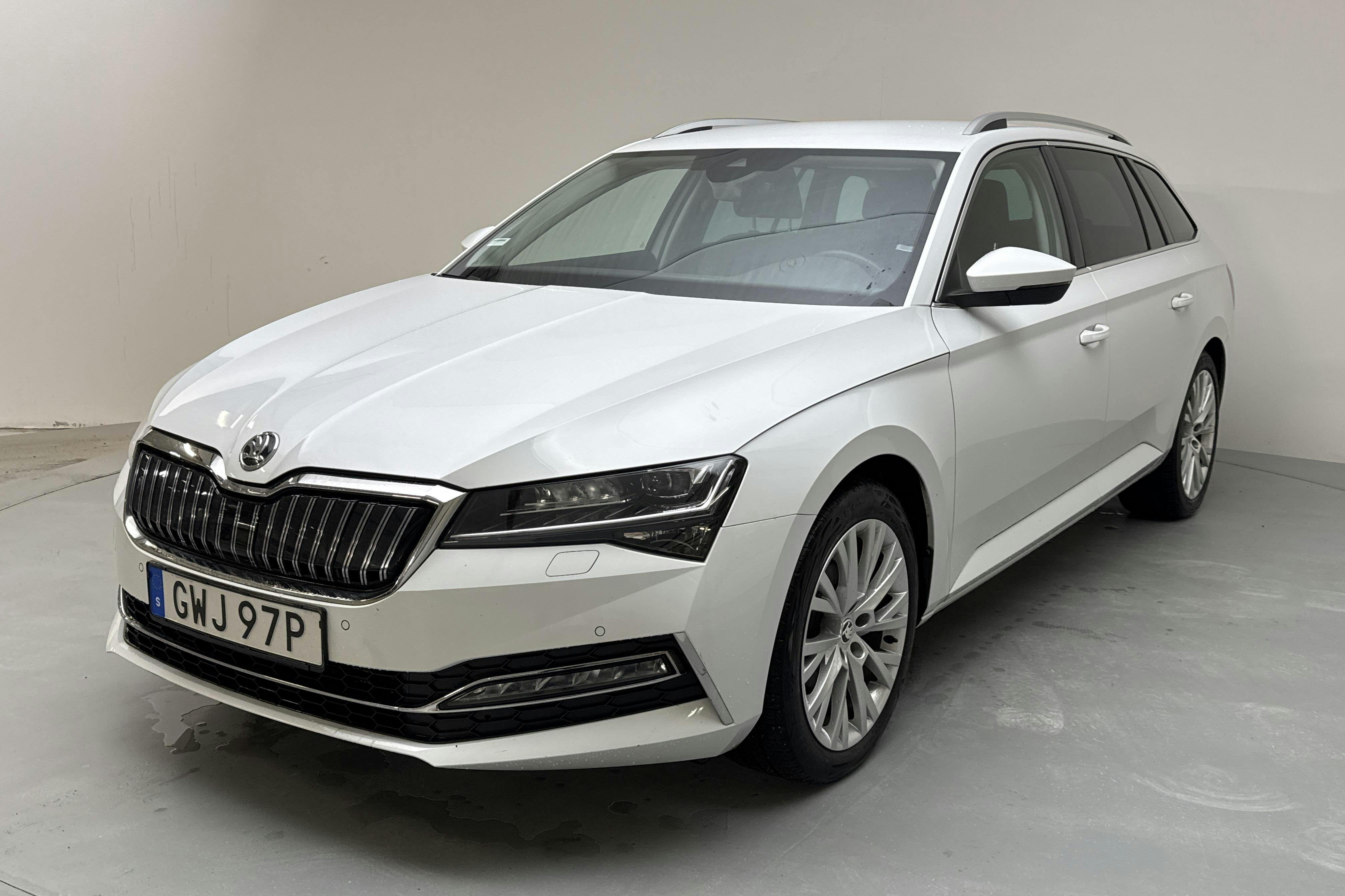 Zdjęcie prezentacyjne 1 z 16: Skoda Superb 1.4 TSI PHEV Kombi (218hk) - 142 660 km - Automatyczna - biały - 2022