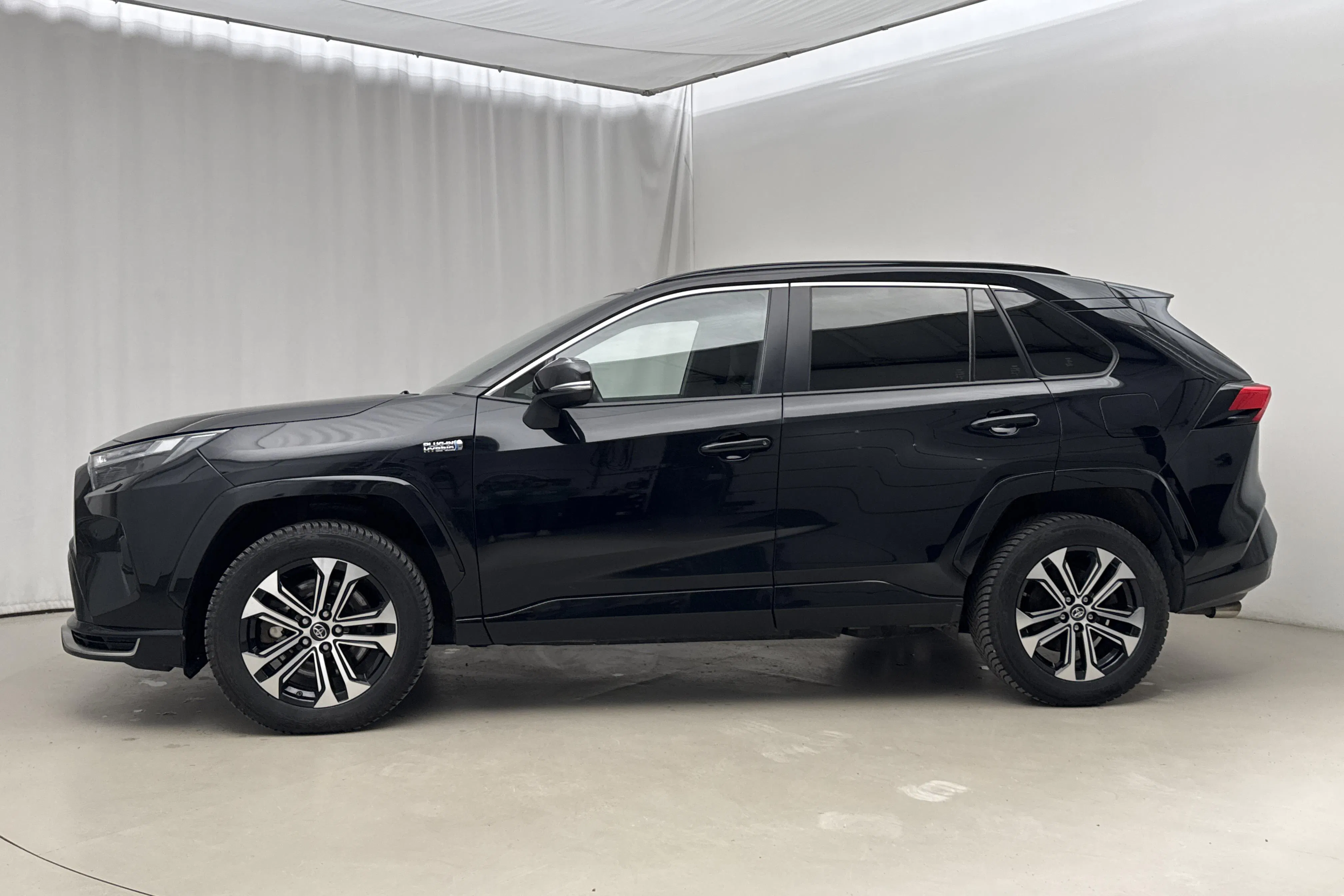 Presentationsfoto 2 av 22: Toyota RAV4 2.5 Plug-in Hybrid AWDi (306hk) - 15 158 mil - Automat - svart - 2023