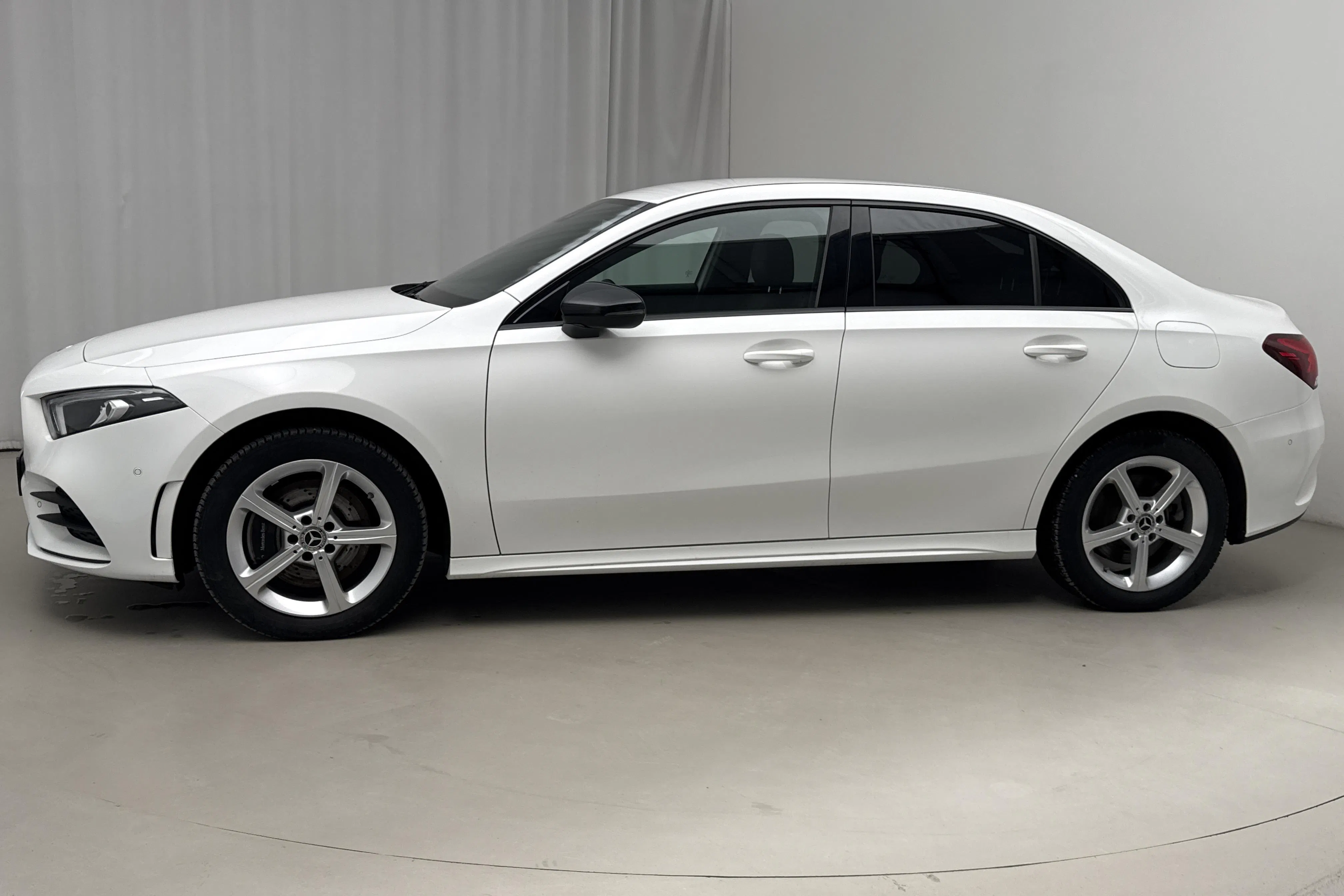 Presentation photo 2 of 16: Mercedes A 250 e Sedan V177 (218hk) - 37 130 km - Automatic - white - 2023