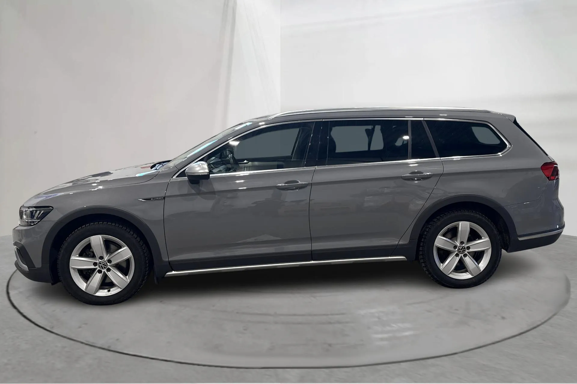 Presentationsfoto 2 av 17: VW Passat Alltrack 2.0 TDI Sportscombi 4Motion (200hk) - 9 321 mil - Automat - grå - 2023