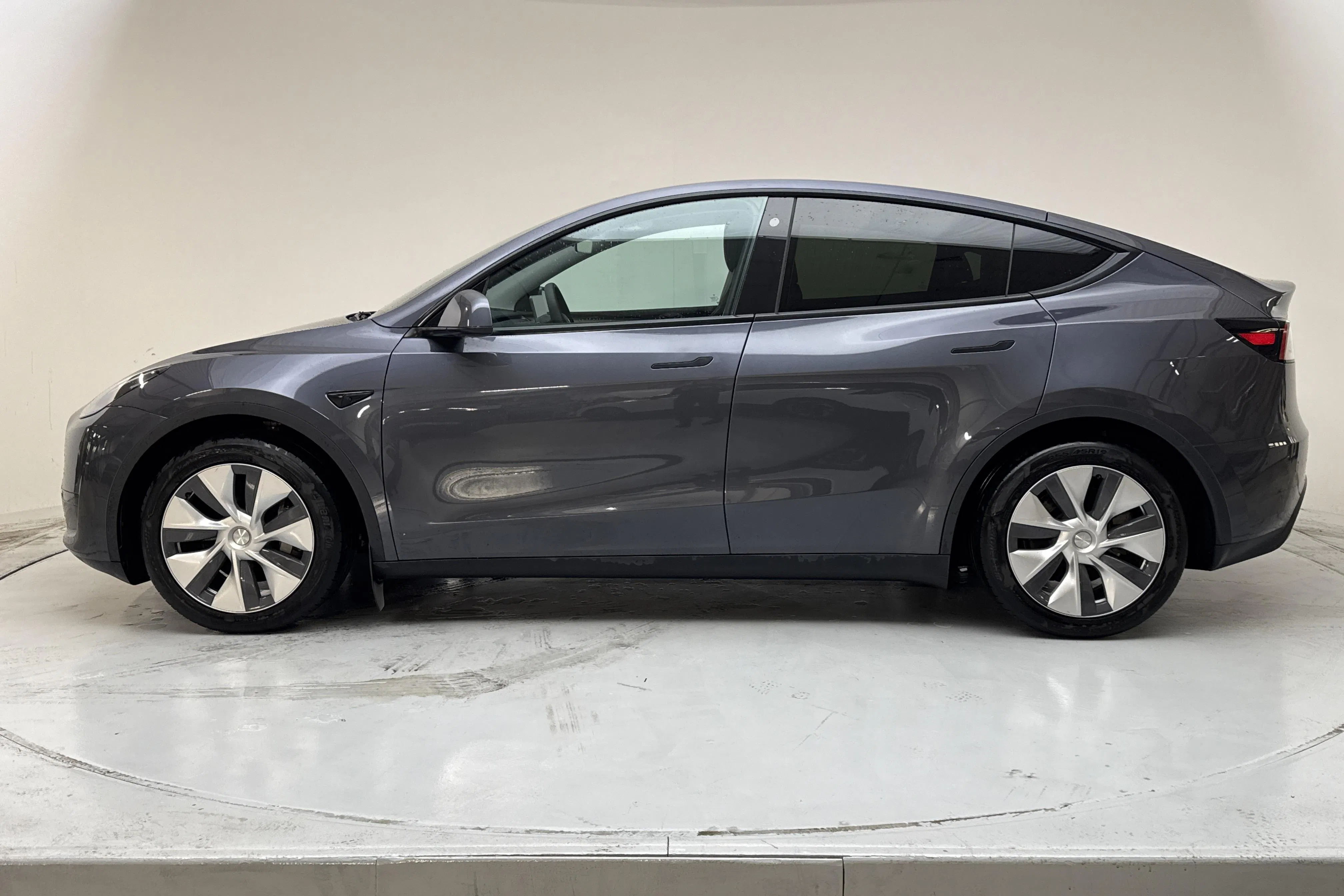 Presentation photo 2 of 17: Tesla Model Y RWD - 67 800 km - Automatic - gray - 2023