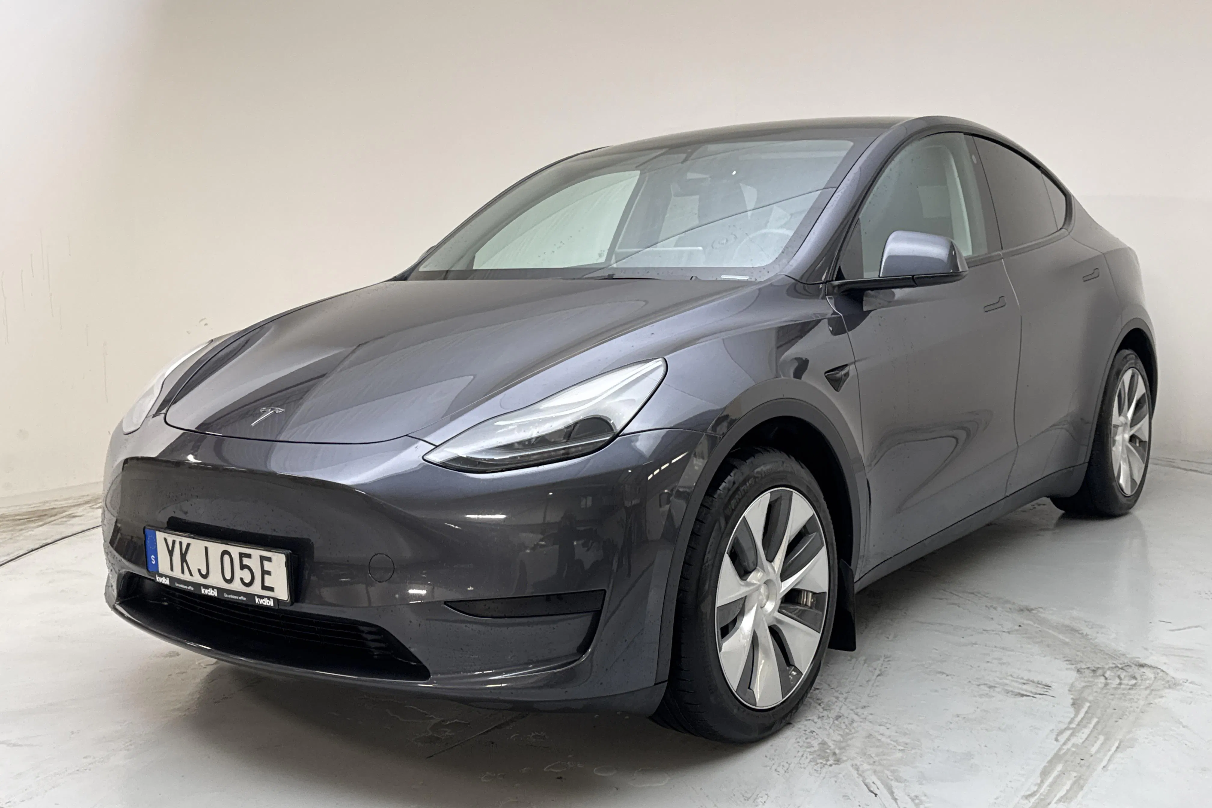Presentation photo 1 of 17: Tesla Model Y RWD - 67 800 km - Automatic - gray - 2023