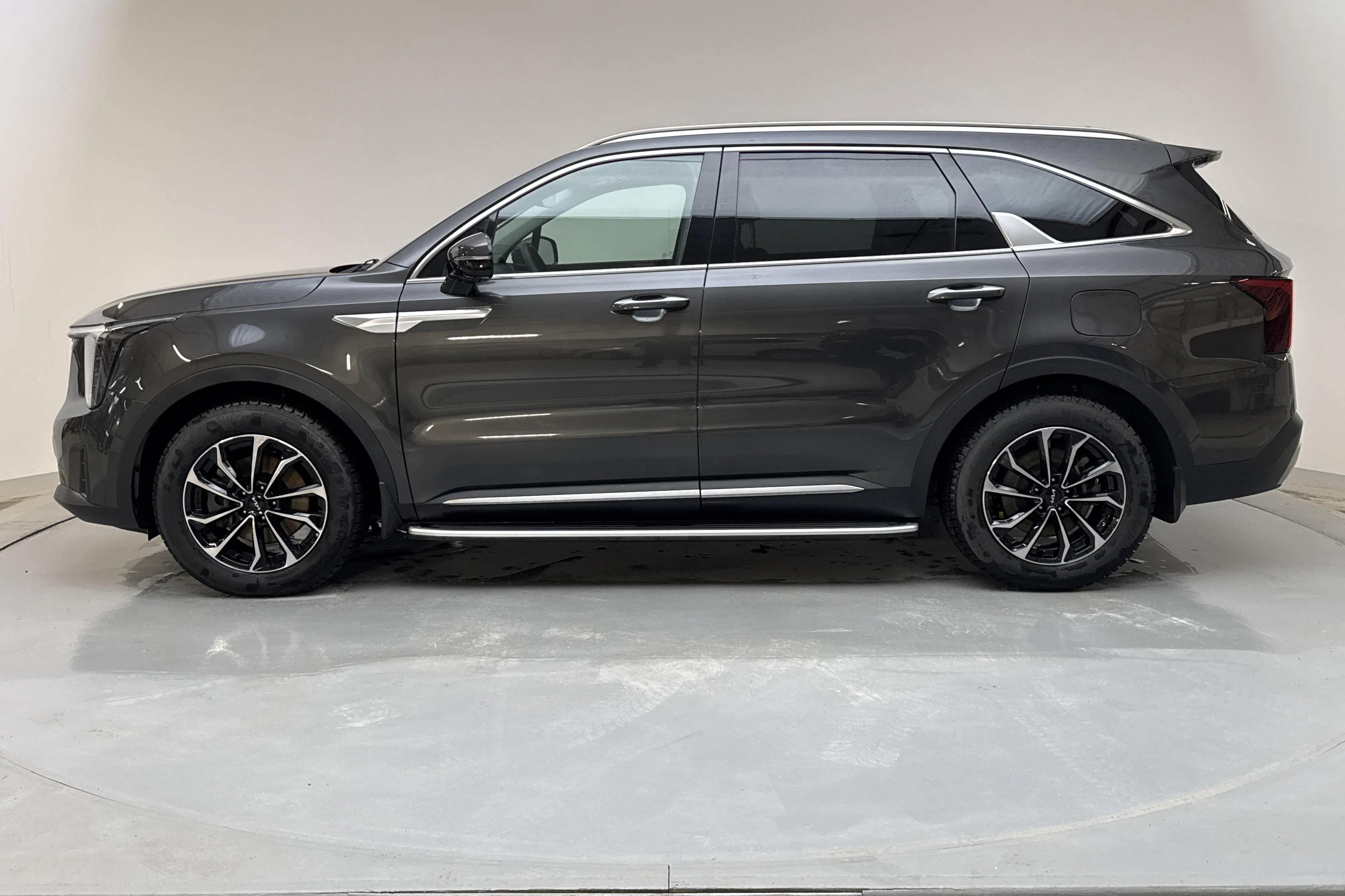 Presentation photo 2 of 20: KIA Sorento 1.6 T-GDi Plug-in Hybrid AWD (265hk) - 22 900 km - Automatic - gray - 2025