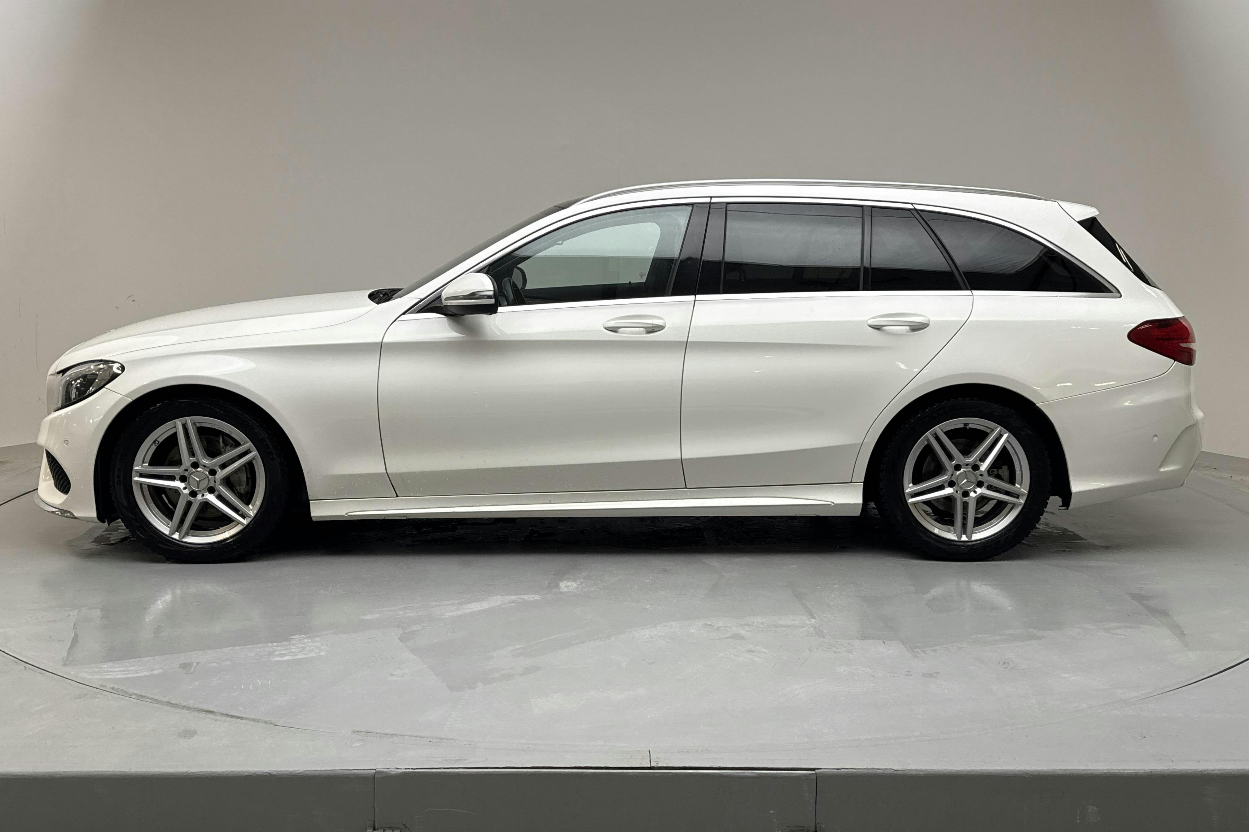Presentation photo 2 of 16: Mercedes C 220 d Kombi S205 (170hk) - 83 050 km - Automatic - white - 2018