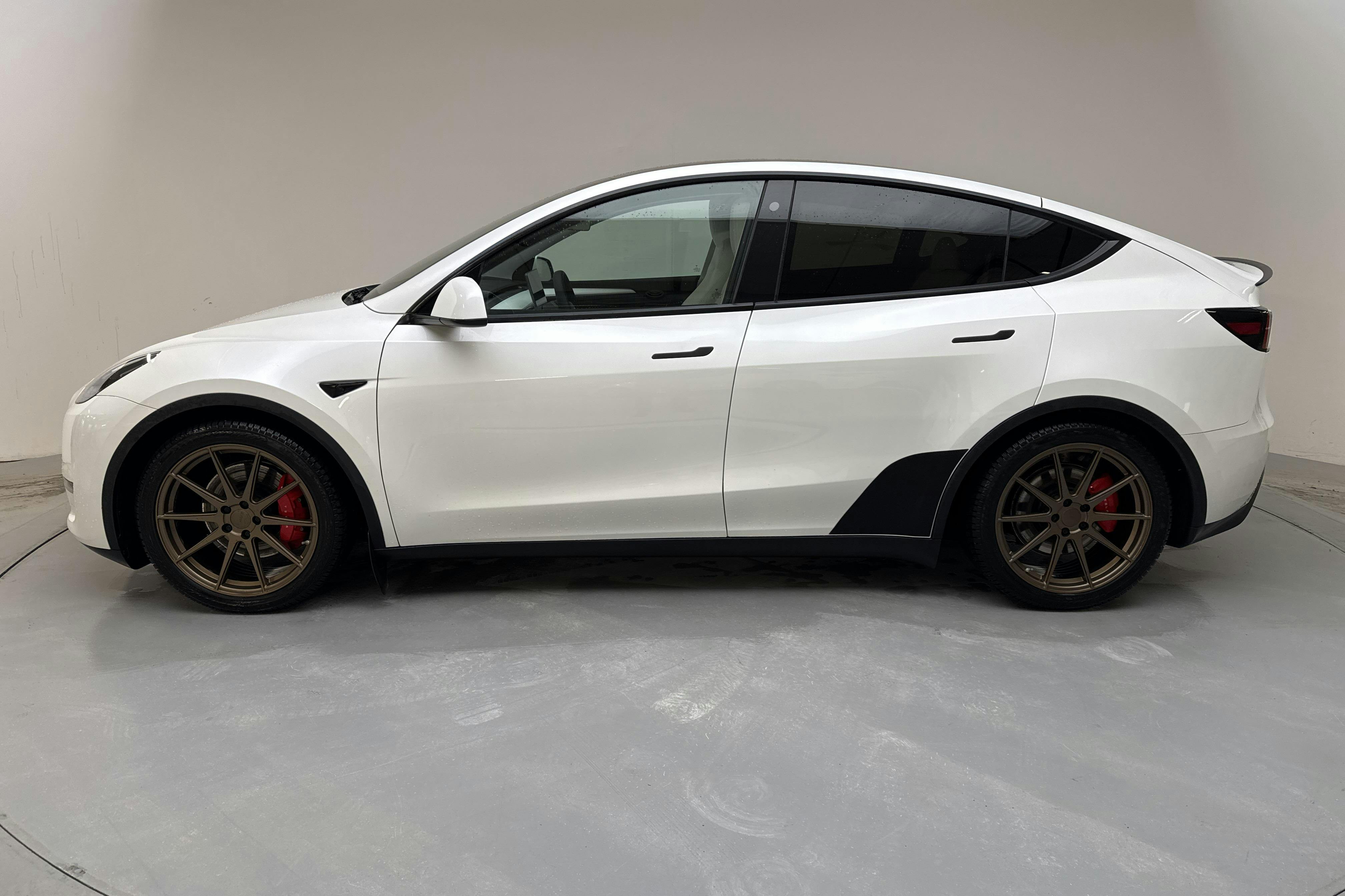 Presentation photo 2 of 19: Tesla Model Y Performance Dual Motor AWD - 25 170 km - Automatic - white - 2023
