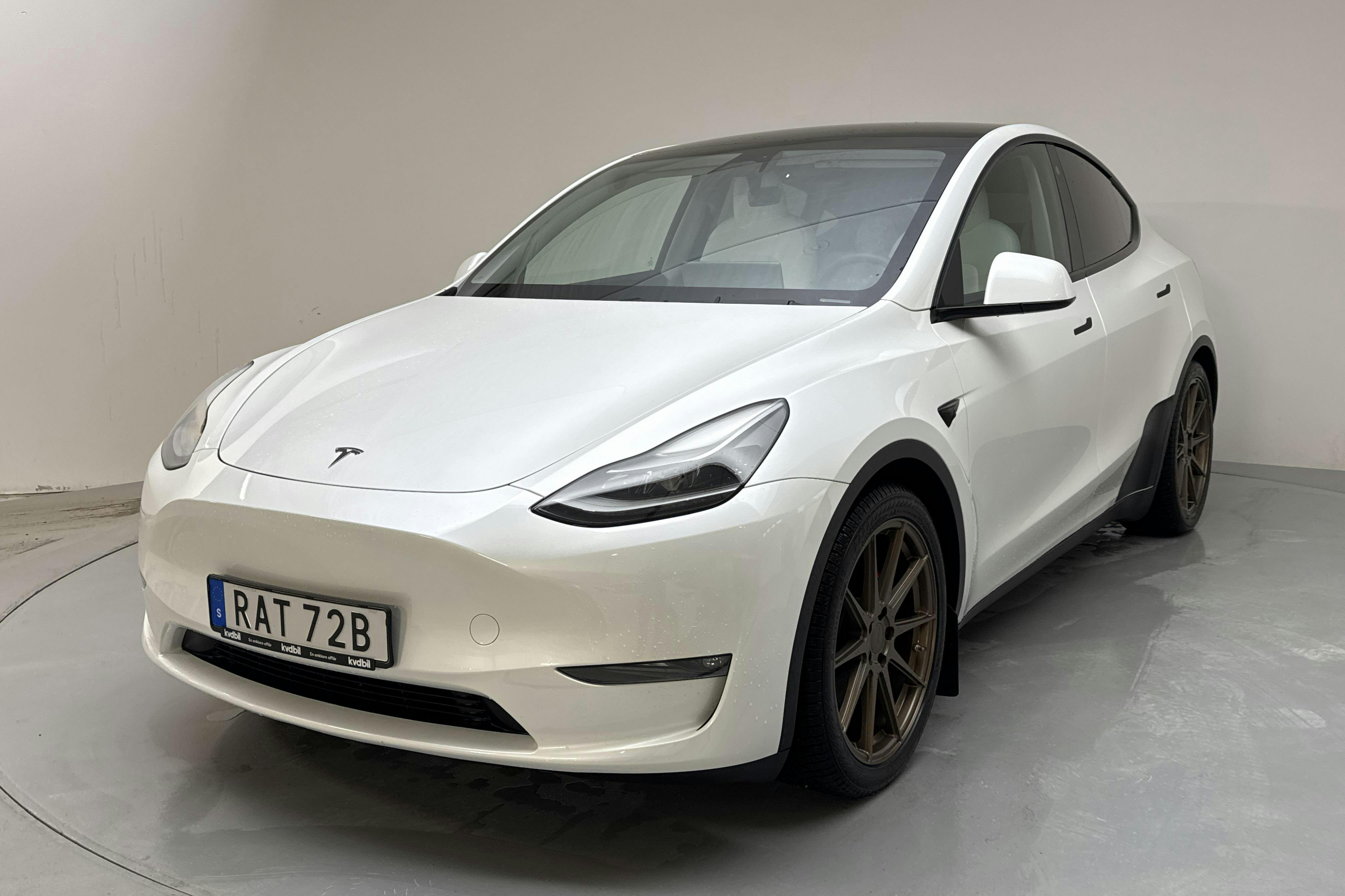 Presentation photo 1 of 19: Tesla Model Y Performance Dual Motor AWD - 25 170 km - Automatic - white - 2023