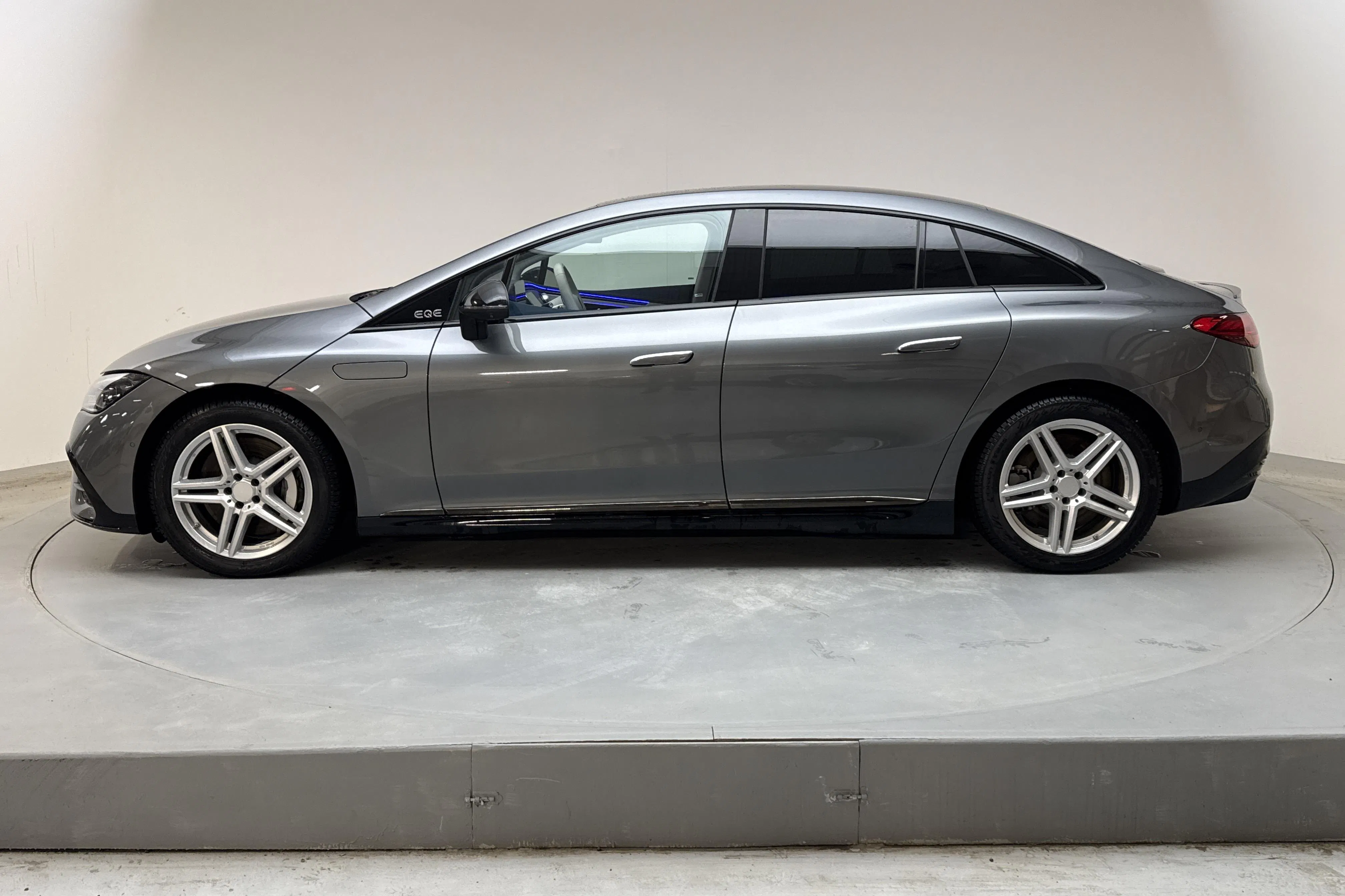 Presentationsfoto 2 av 19: Mercedes EQE 350+ V295 (292hk) - 2 440 mil - Automat - grå - 2025