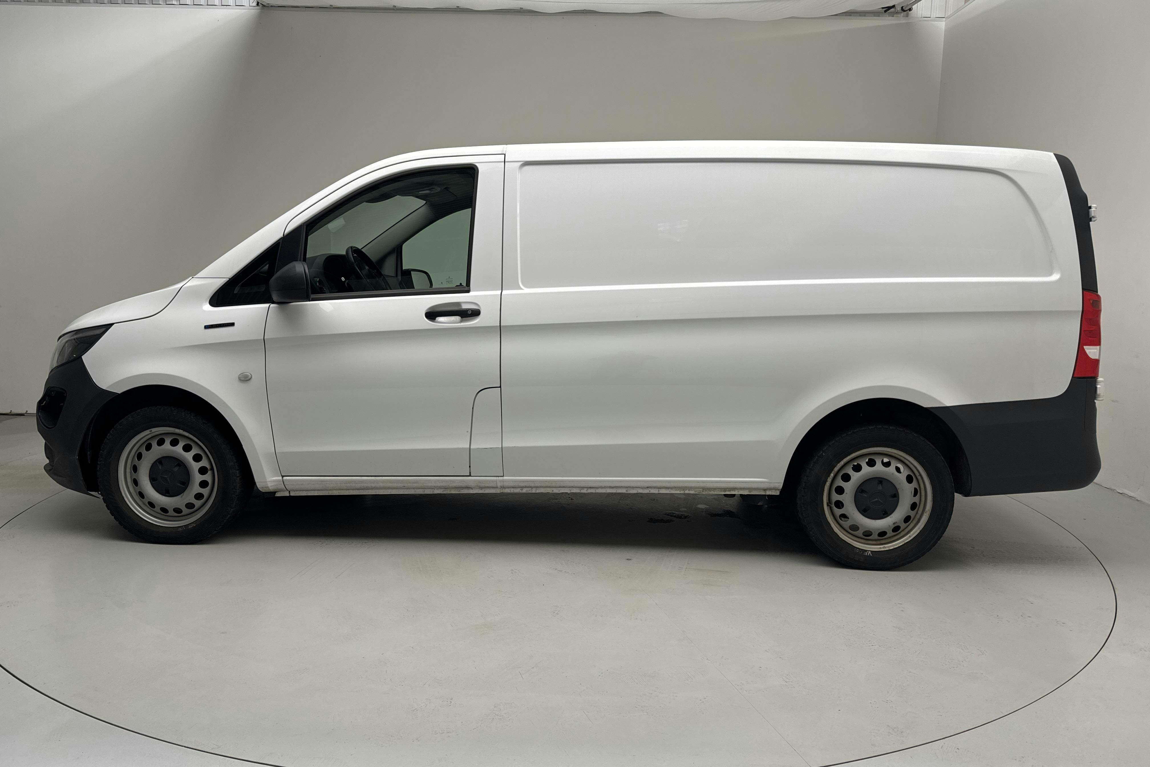 Presentation photo 2 of 14: Mercedes eVito Skåp 60kWh W640 (116hk) - 52 120 km - Automatic - white - 2023