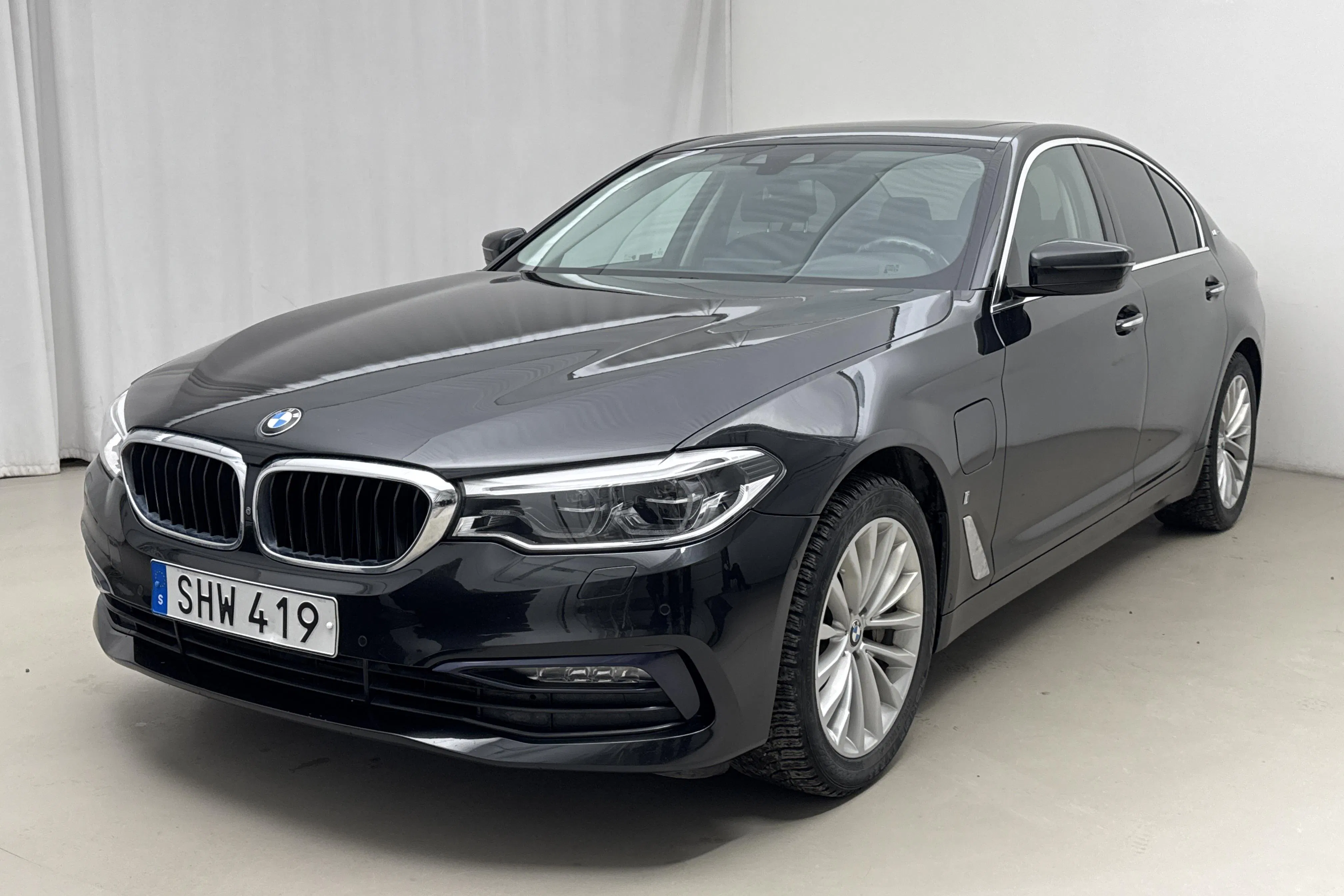 Presentationsfoto 1 av 20: BMW 530e iPerformance Sedan, G30 (252hk) - 14 278 mil - Automat - svart - 2018