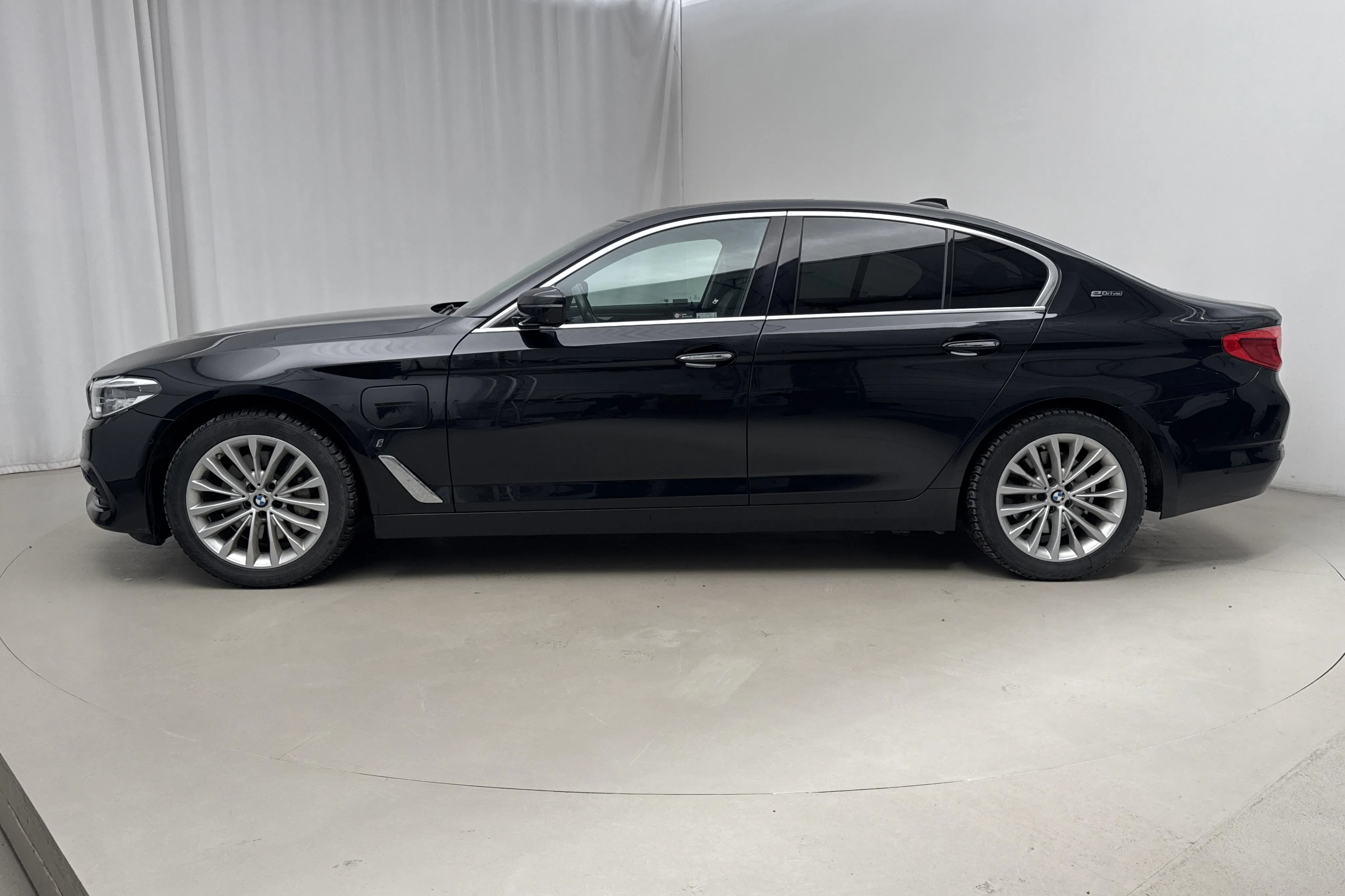 Presentationsfoto 2 av 20: BMW 530e iPerformance Sedan, G30 (252hk) - 14 278 mil - Automat - svart - 2018