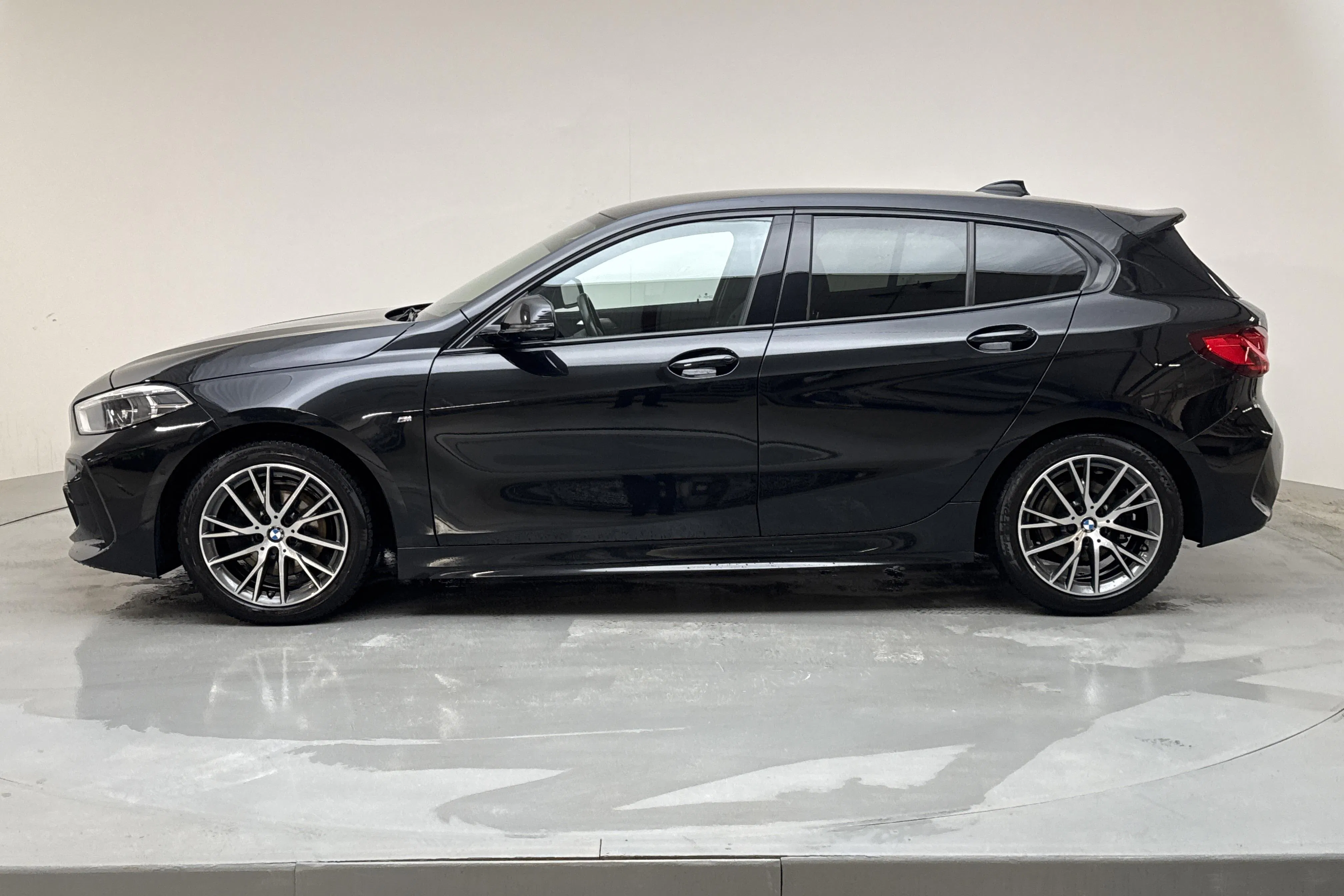 Presentationsfoto 2 av 13: BMW 118i 5dr, F40 (140hk) - 9 577 mil - Automat - svart - 2020