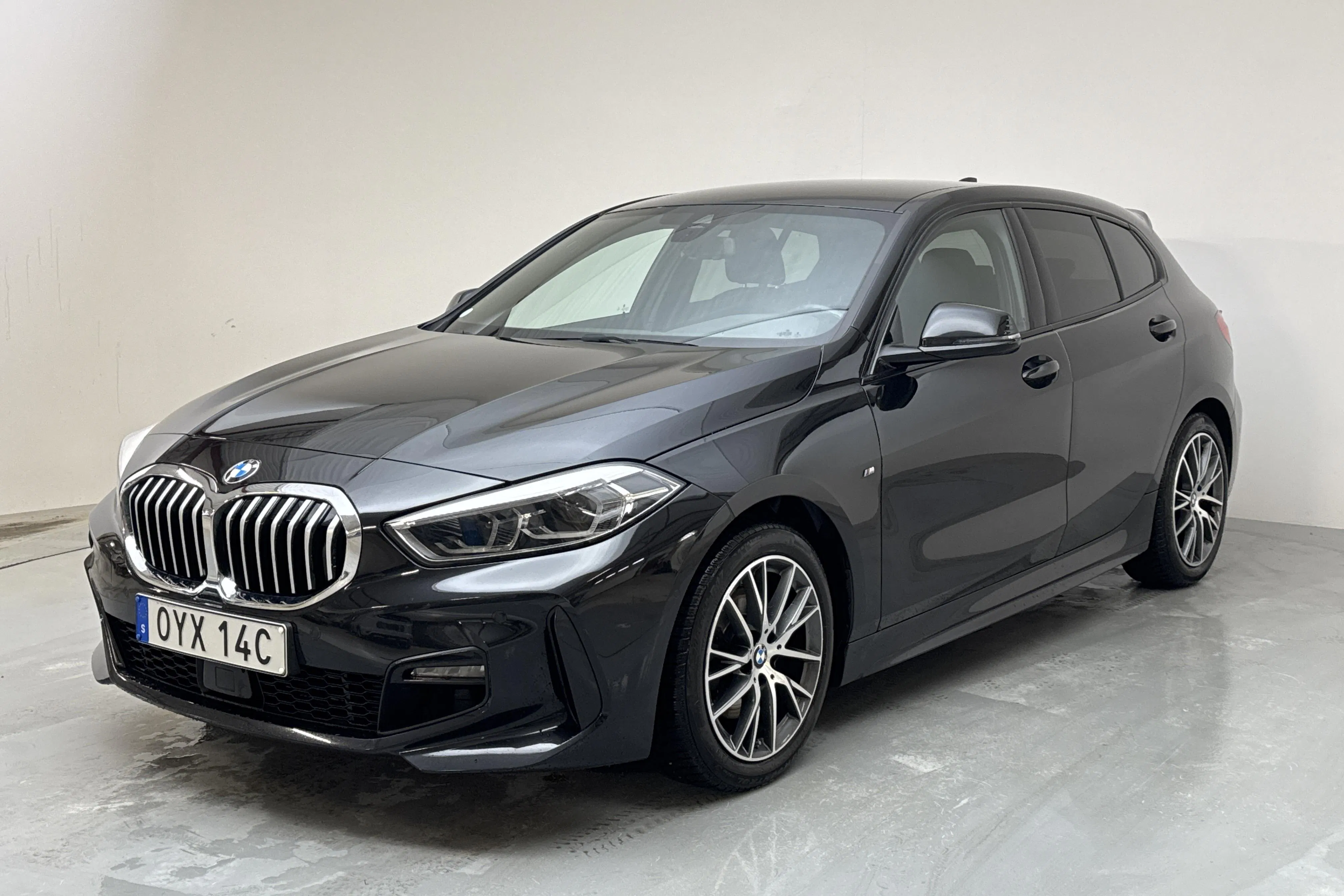 Presentationsfoto 1 av 13: BMW 118i 5dr, F40 (140hk) - 9 577 mil - Automat - svart - 2020