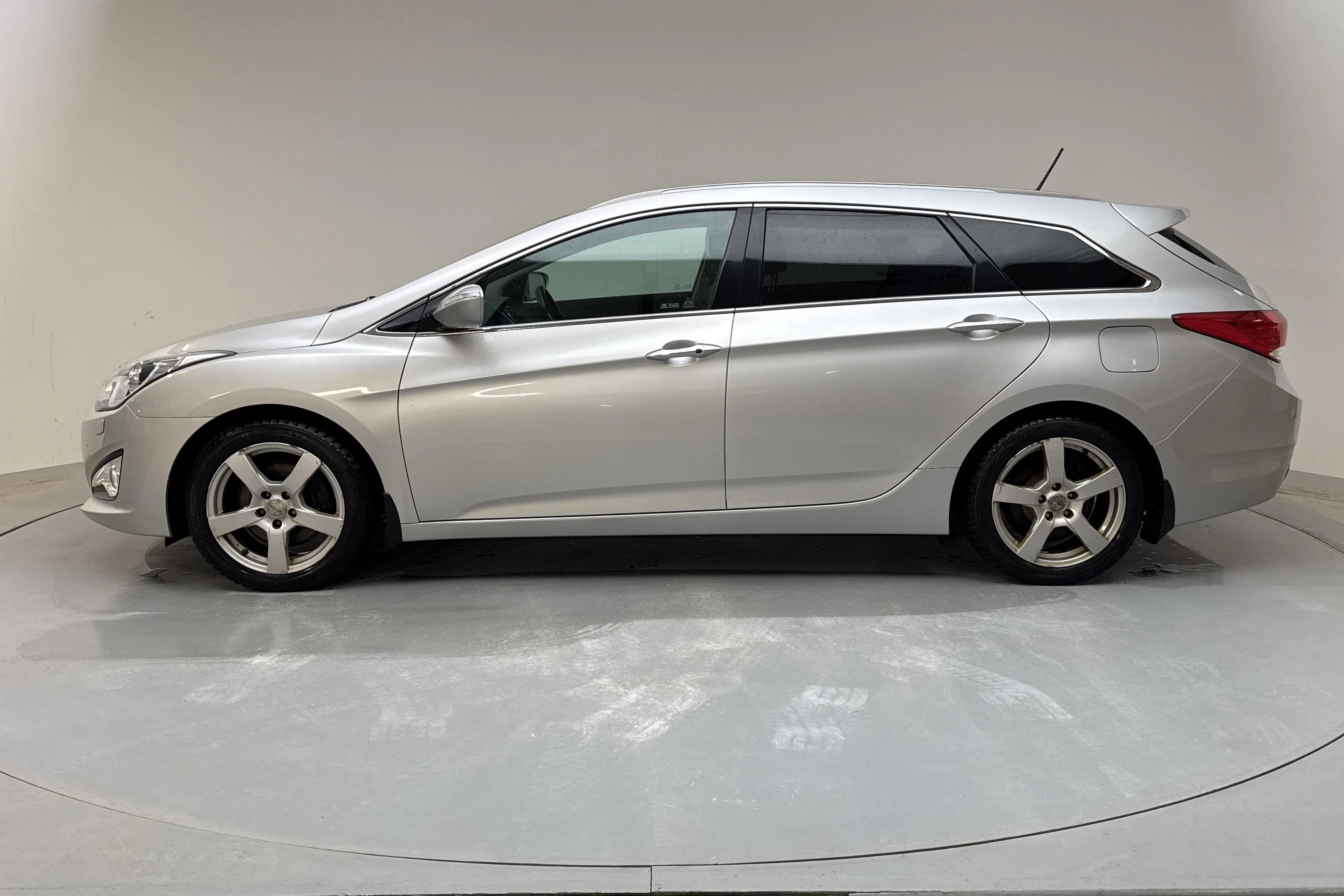 Presentation photo 2 of 15: Hyundai i40 1.7 CRDi Kombi (136hk) - 137 920 km - Manual - silver - 2013