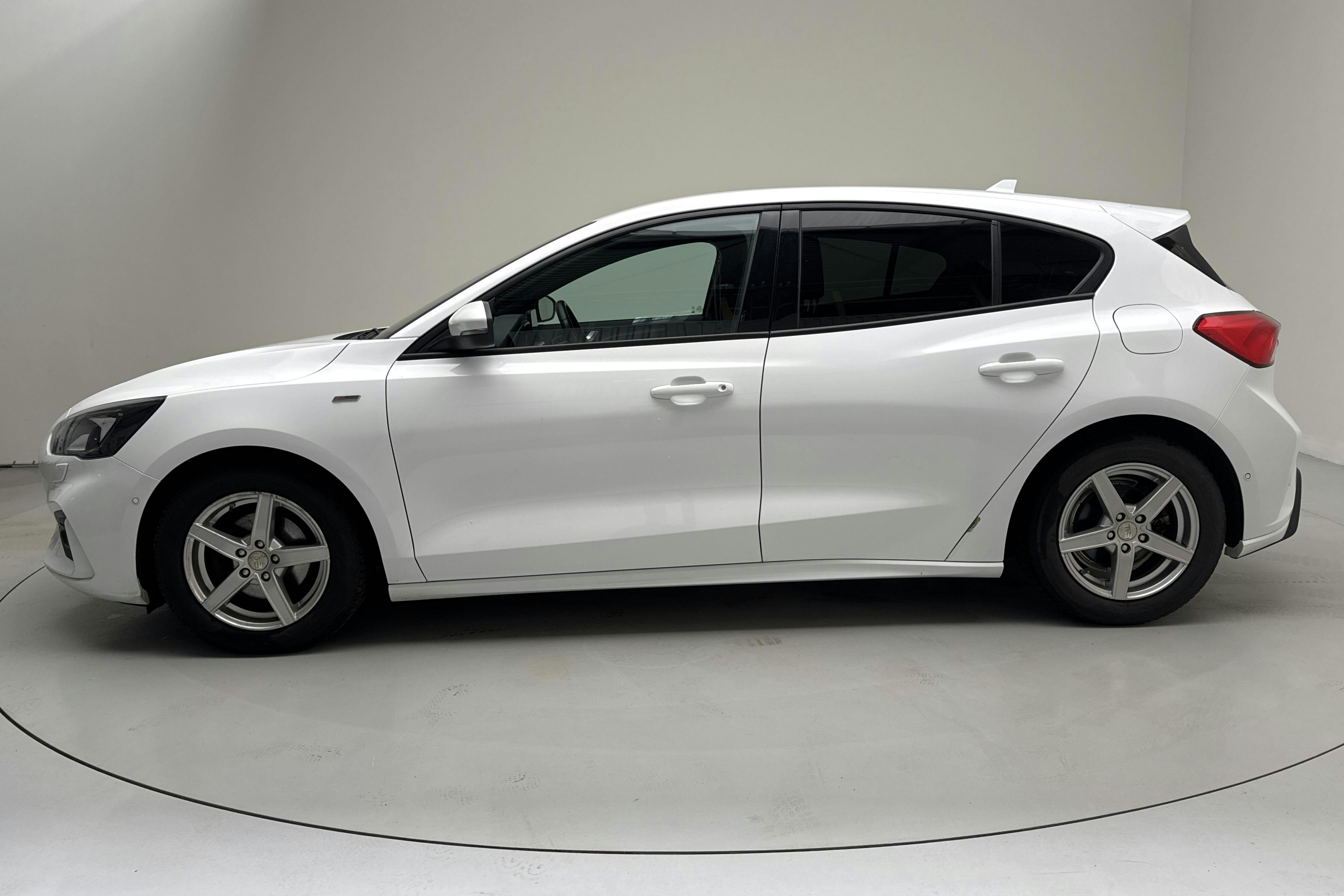 Presentationsfoto 2 av 14: Ford Focus 1.0T EcoBoost 5dr (125hk) - 12 304 mil - Automat - vit - 2020